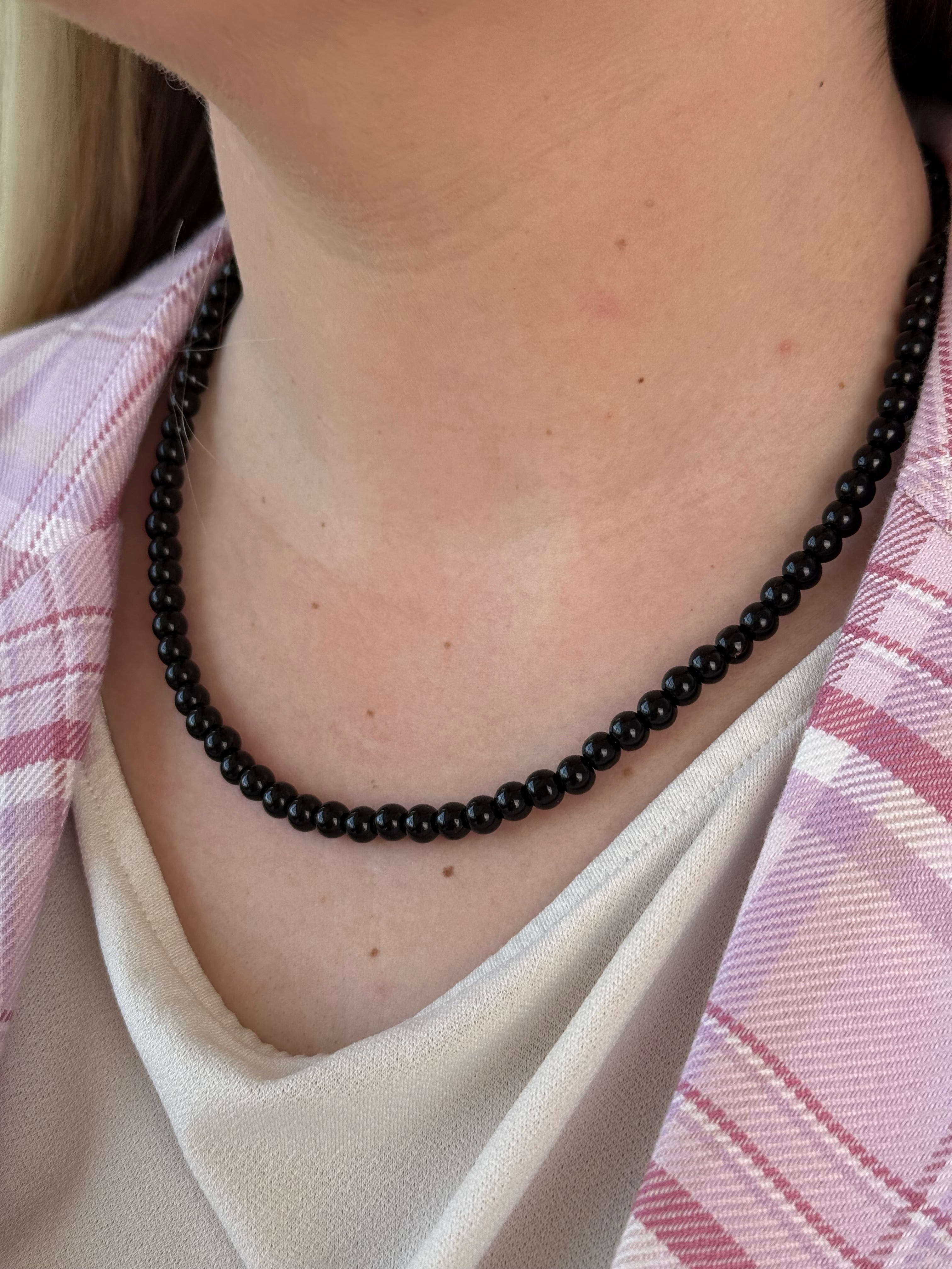 Stiklinių perlų juodas vėrinys