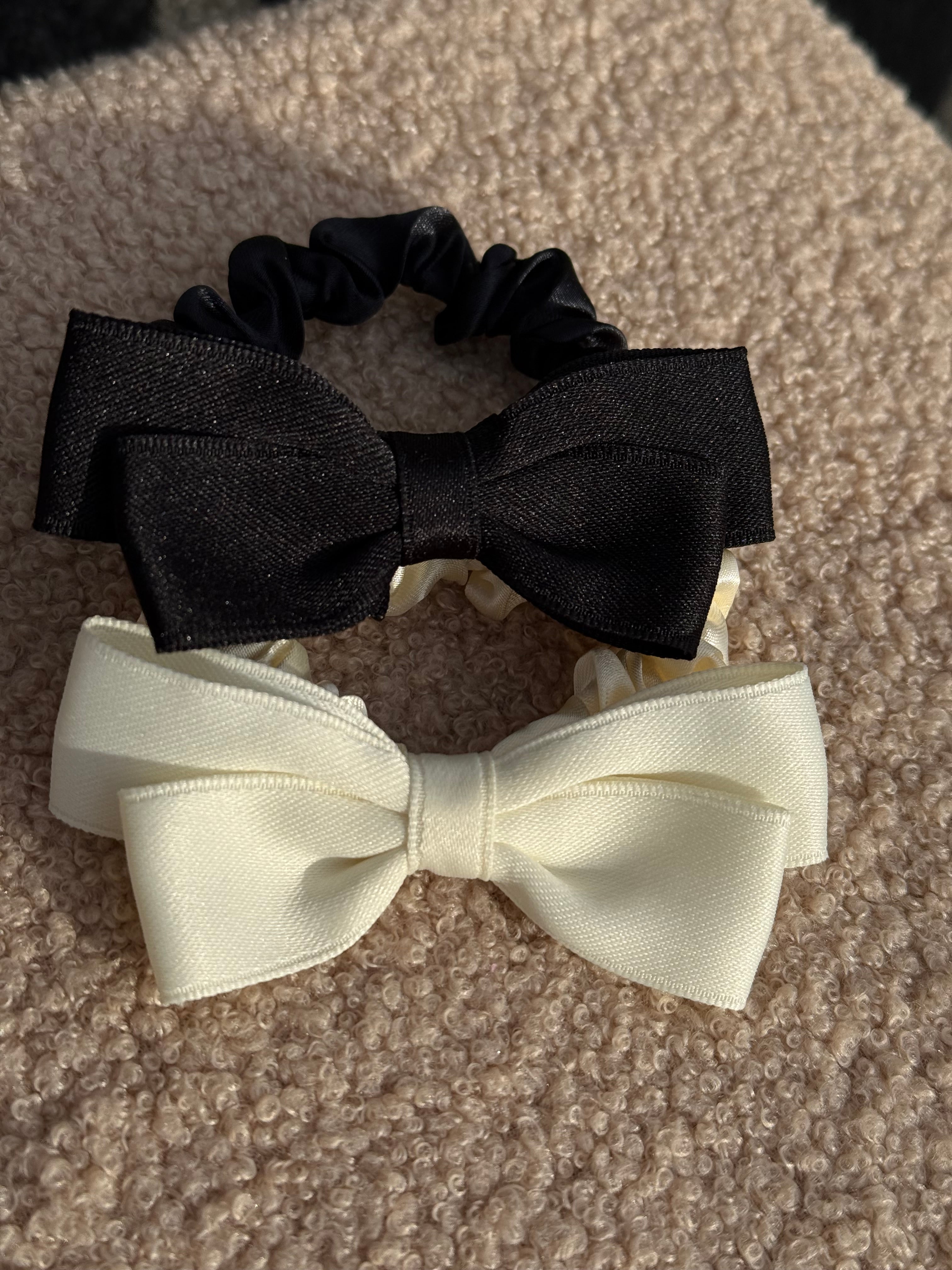 Juoda satino gumelė su kaspinu 🖤