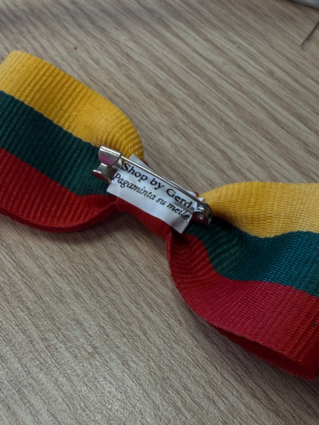 Lietuvos vėliavos spalvų sagė  🇱🇹