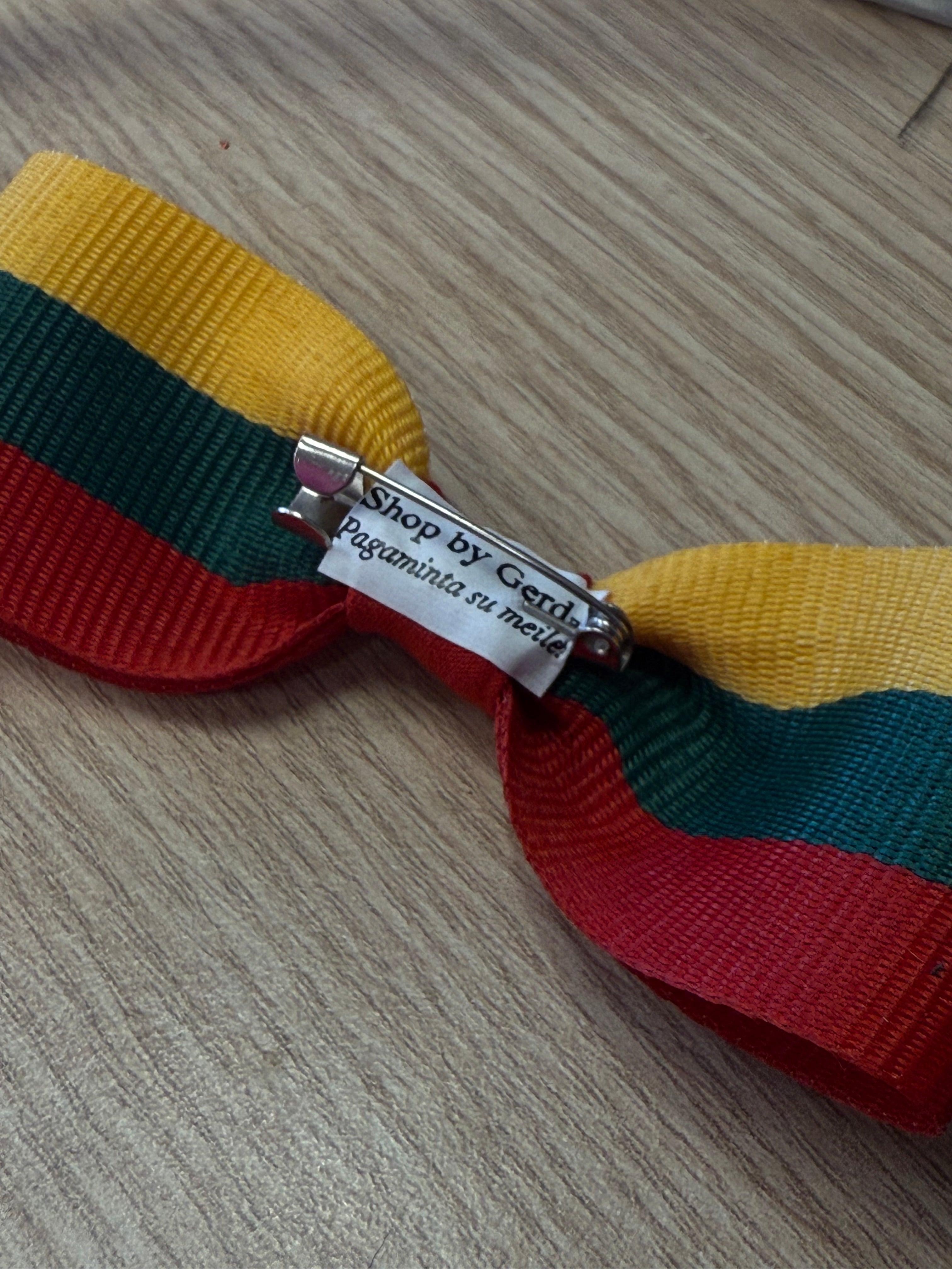 Lietuvos vėliavos spalvų sagė  🇱🇹