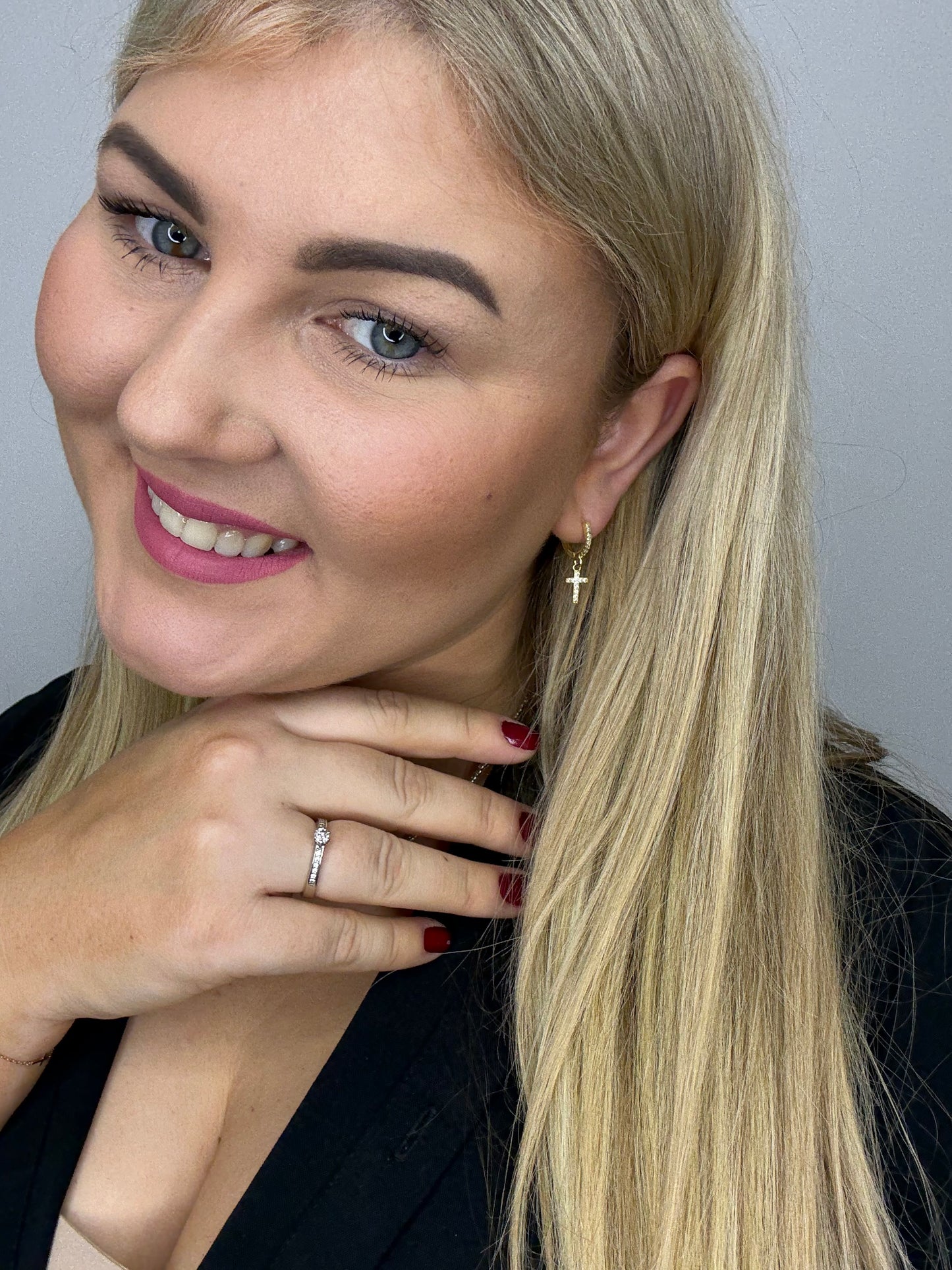 Auskarai su kryželiu ir cirkonio akutėmis