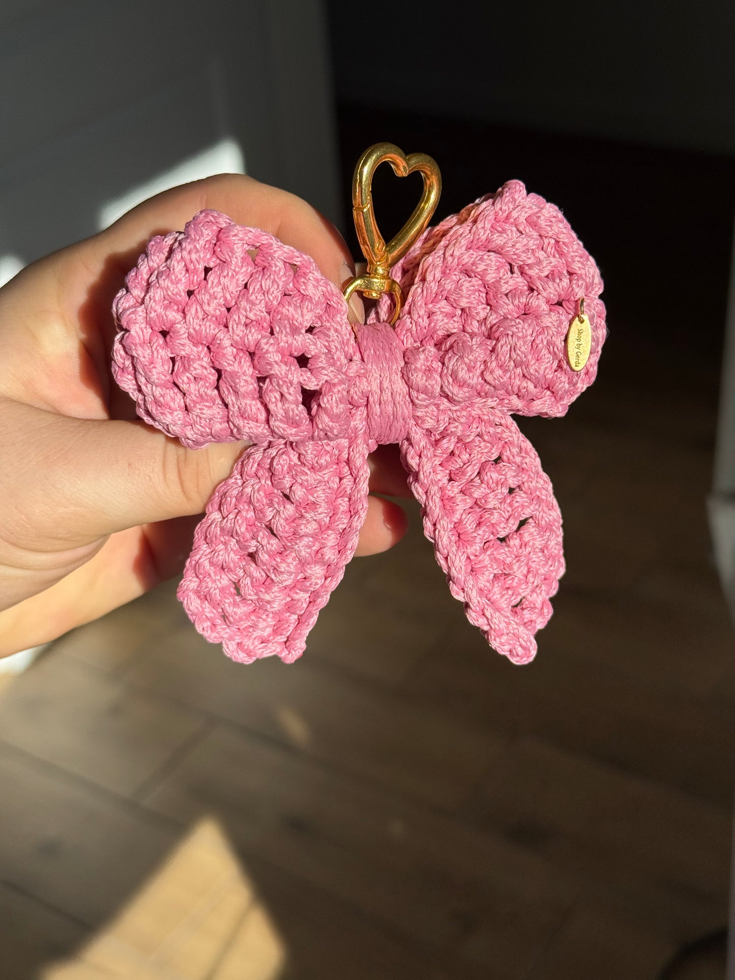 Rožinis kaspinas - raktų pakabukas