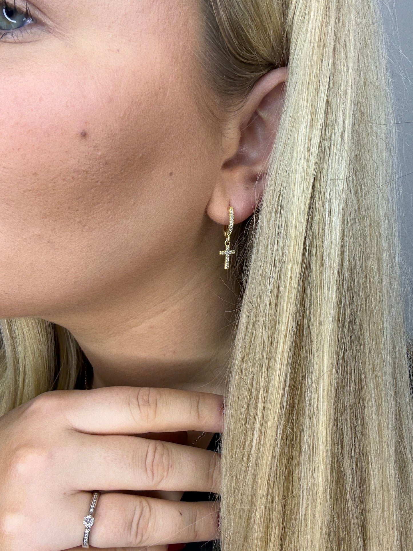 Auskarai su kryželiu ir cirkonio akutėmis