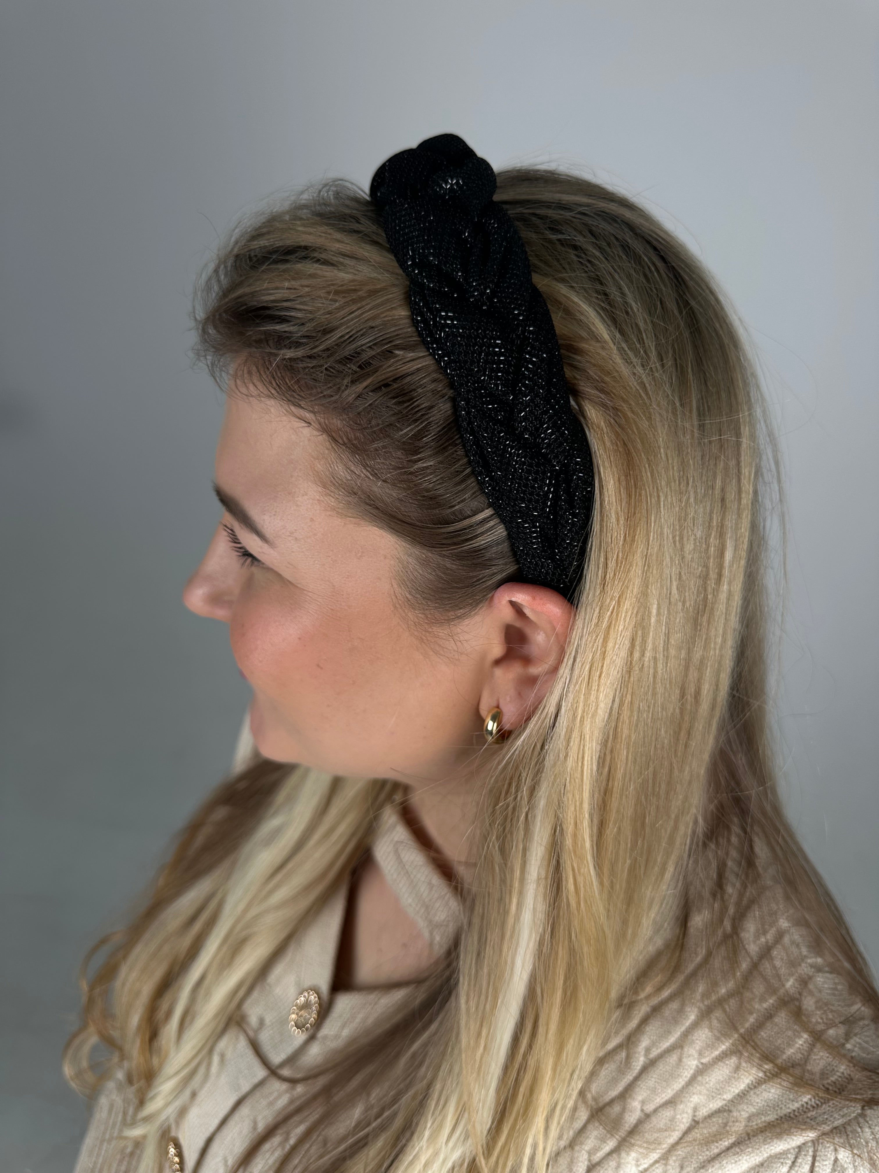 Juodas žėrintis lankelis 🖤