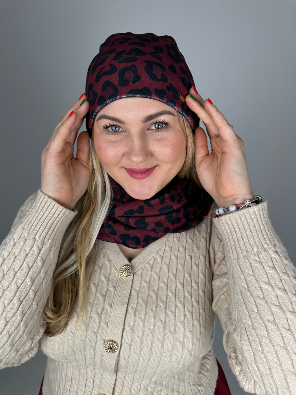 Bordo leopardo veliūro kepurė