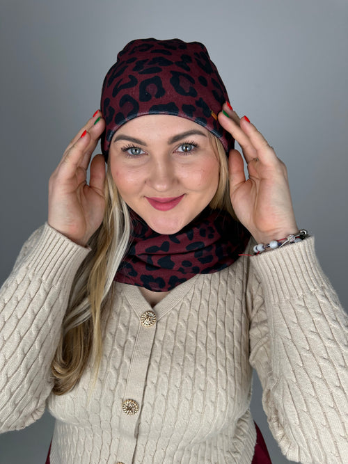 Bordo leopardo veliūro kepurė