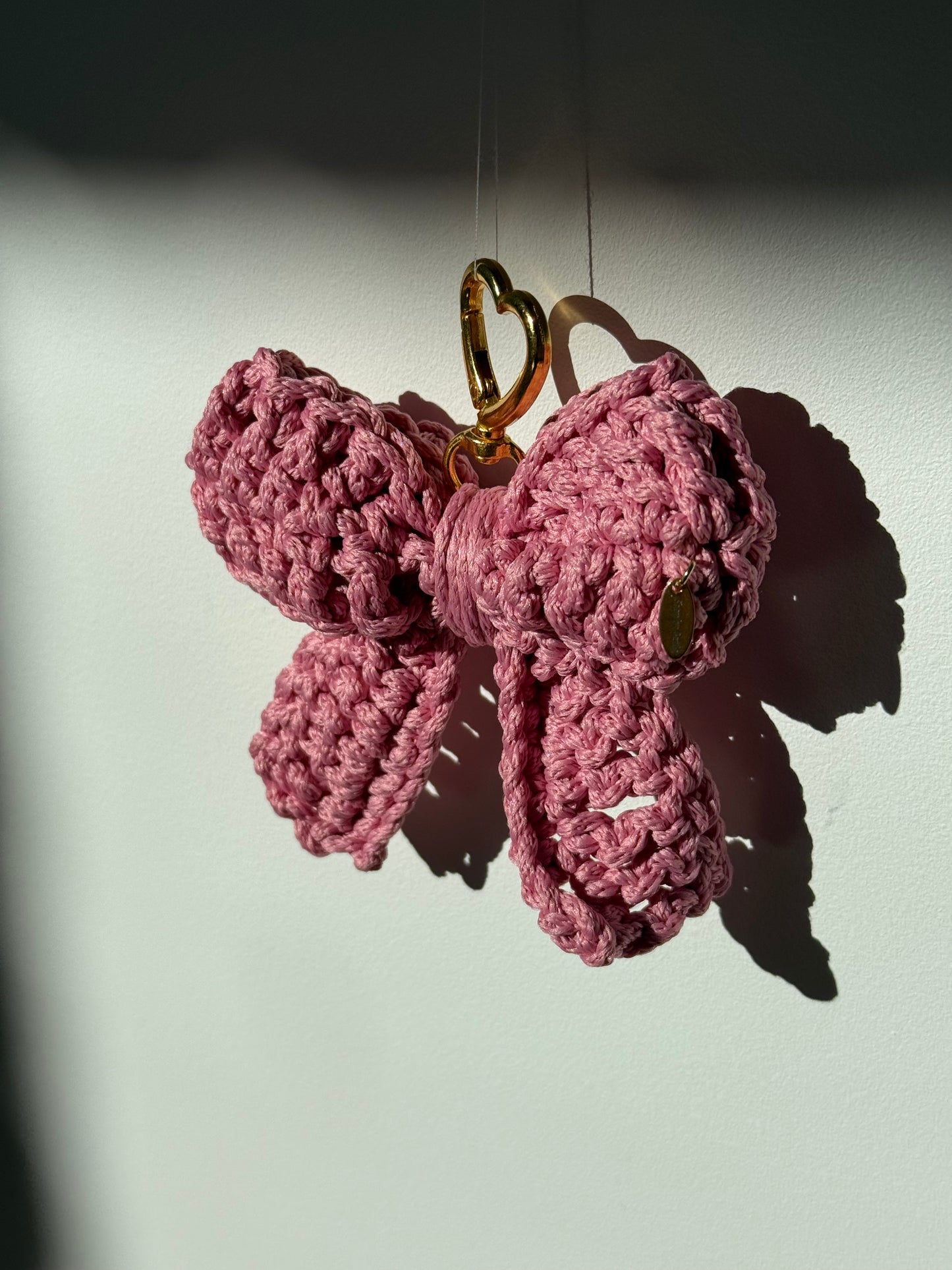 Rožinis kaspinas - raktų pakabukas