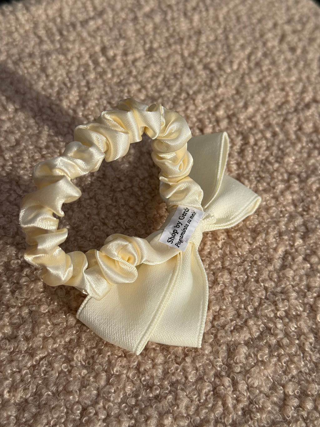 Kreminė satino gumelė su kaspinu 🌟