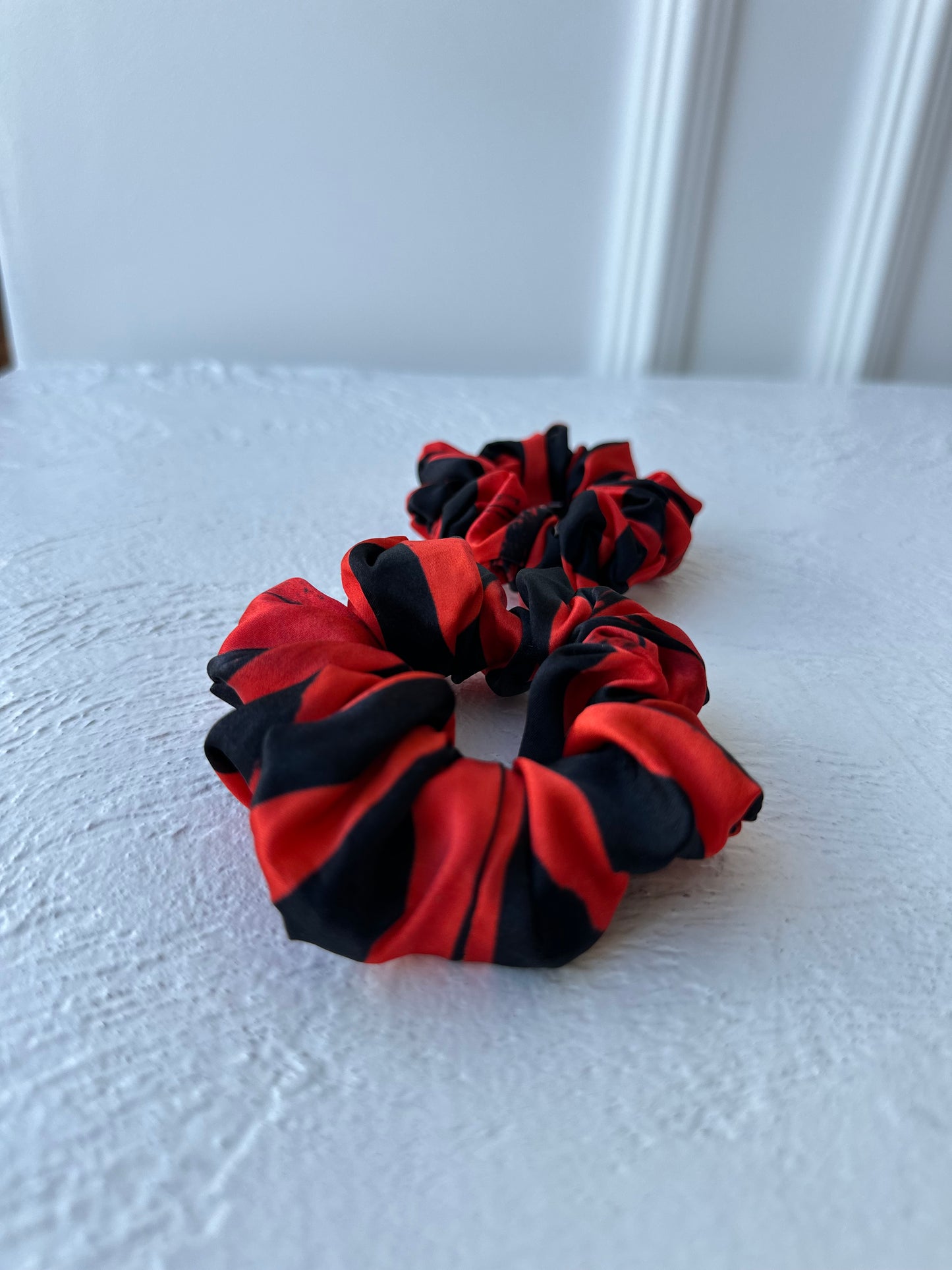 Kolekcinio šilko raudona & juoda natūralaus 100% šilko gumelė