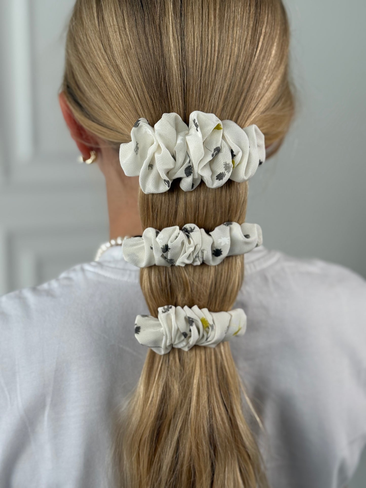 Baltas natūralaus matinio šilko segtukas raukinukas ‘lato’