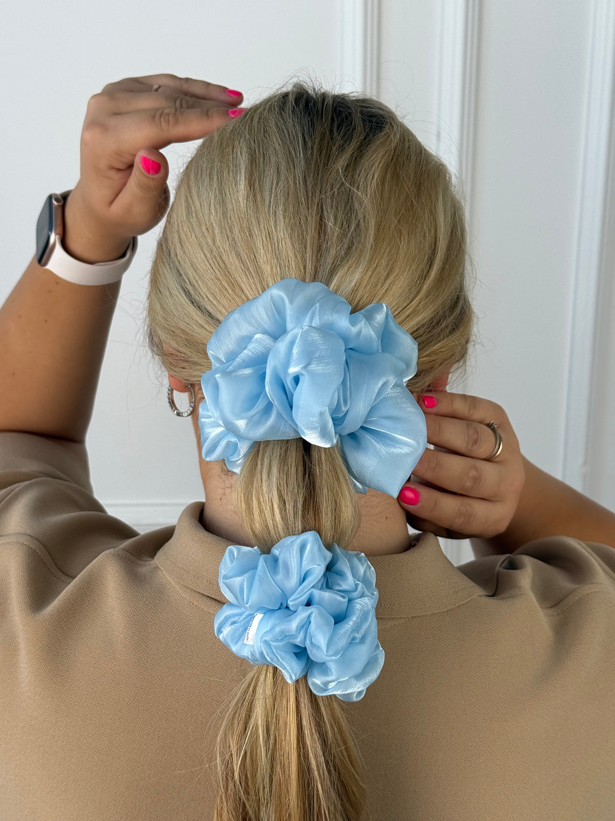 Baby blue perlamutrinė organzos gumelė