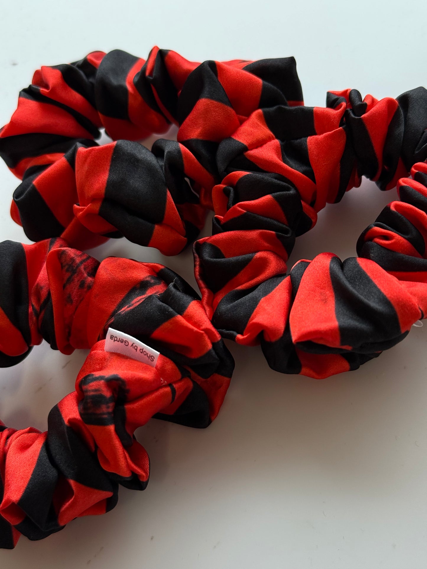 Kolekcinio šilko raudona & juoda natūralaus 100% šilko gumelė