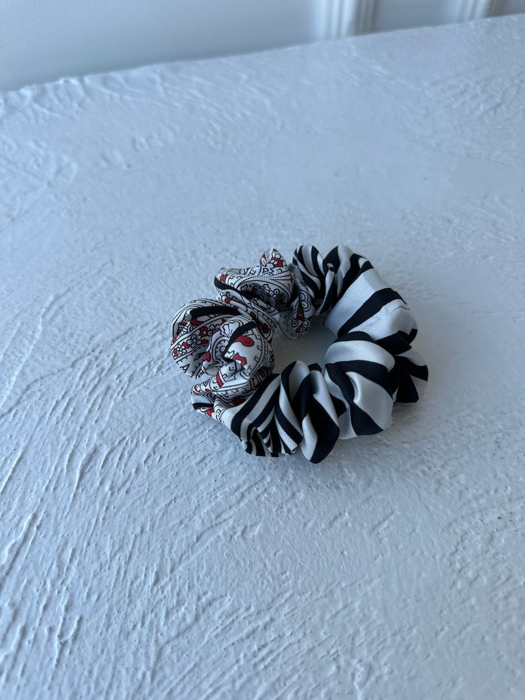 Kolekcinio šilko juoda su ornamentais natūralaus 100% šilko gumelė