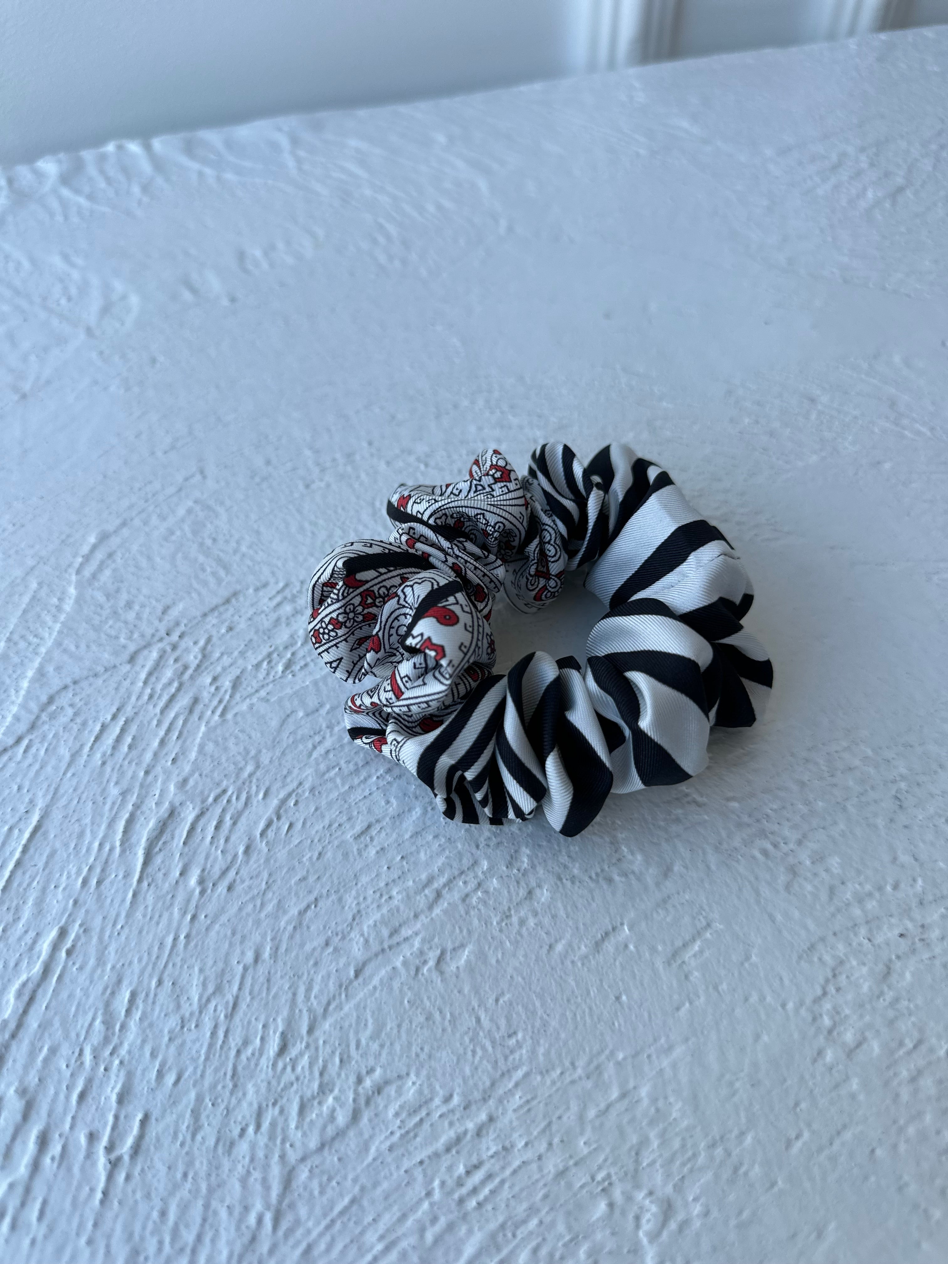 Kolekcinio šilko juoda su ornamentais natūralaus 100% šilko gumelė