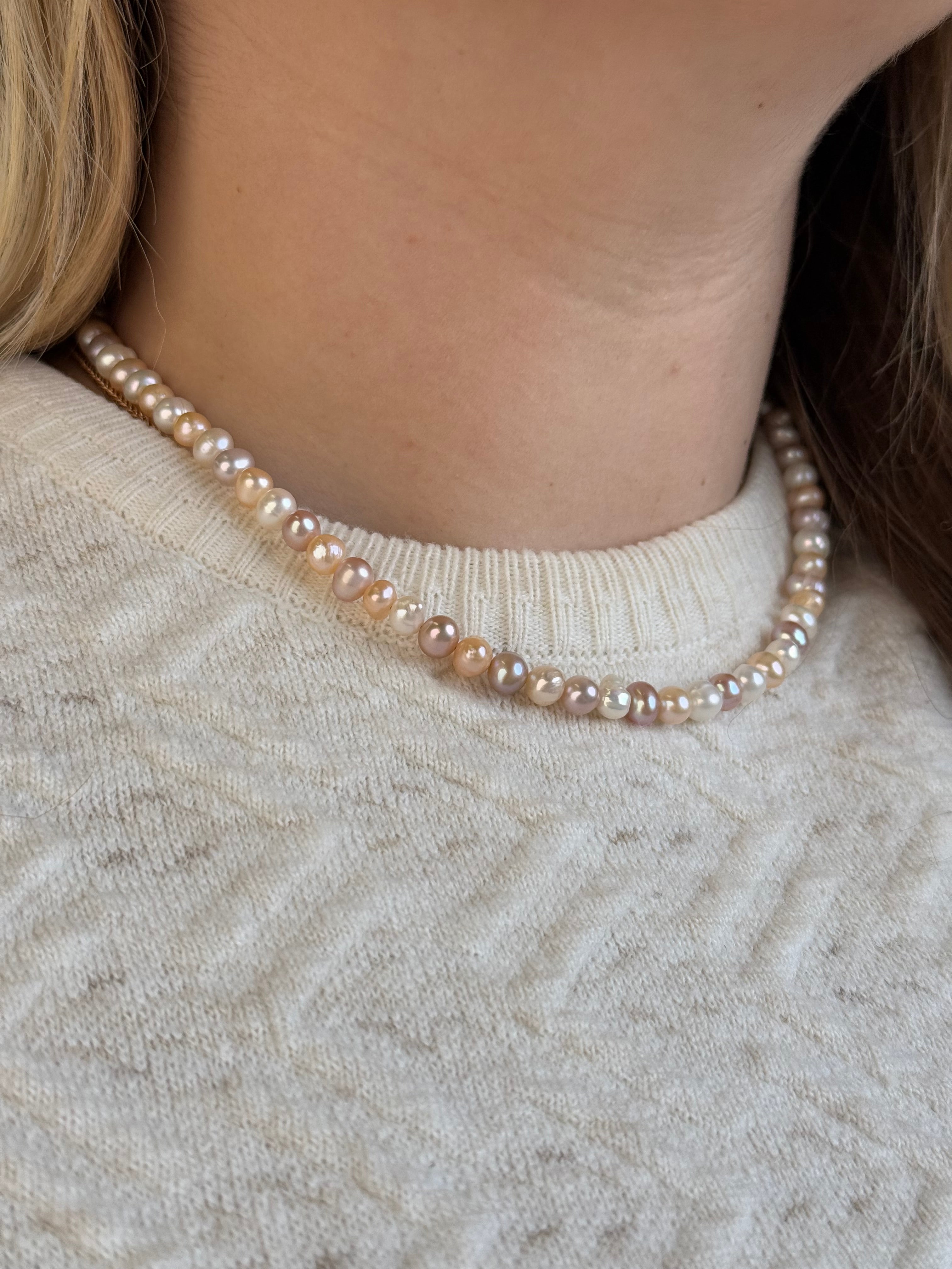 Natūralių gėlavandenių perlų vėrinys su sidabro 925° užsegimais