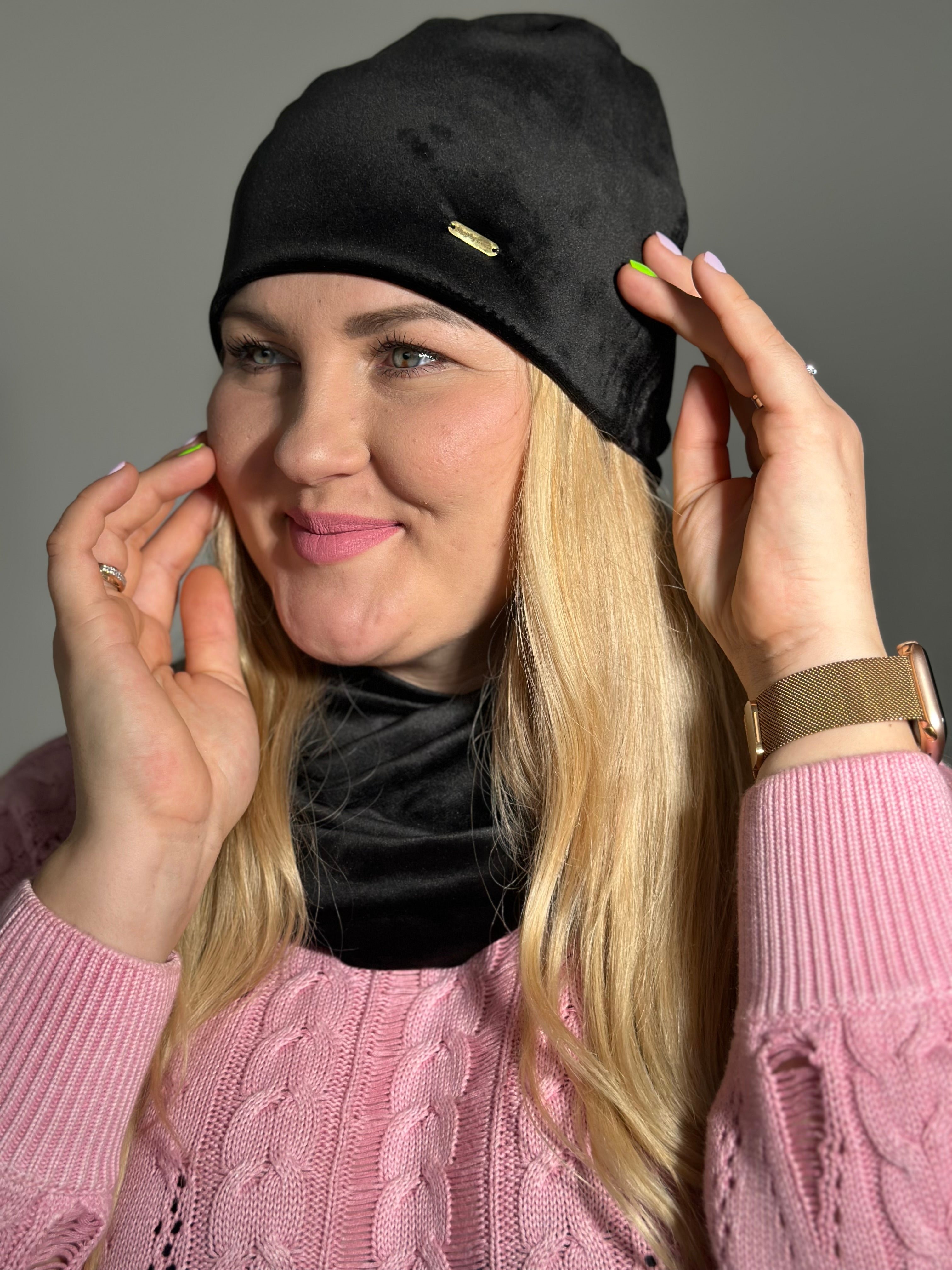 Juoda veliūro kepurė