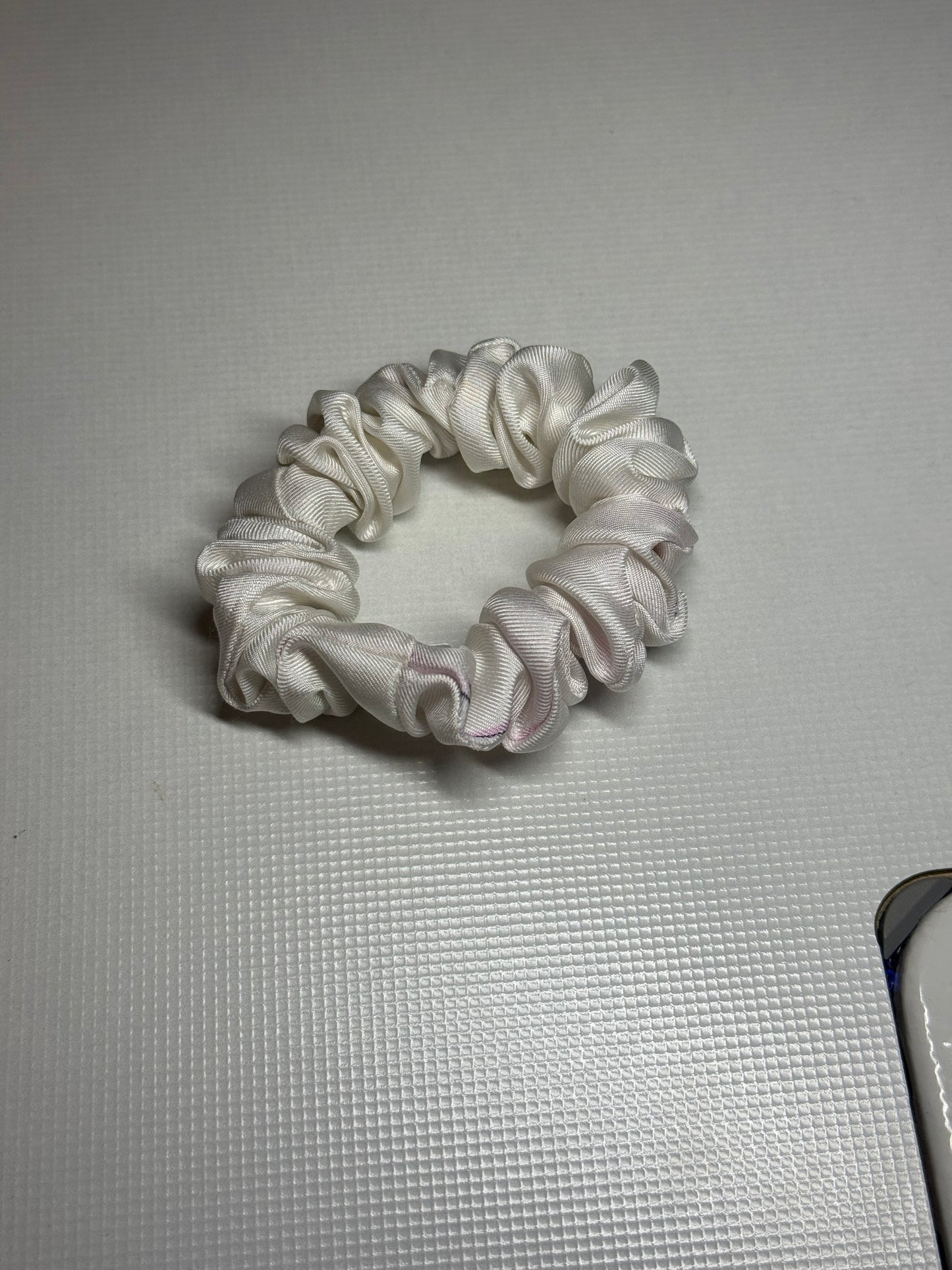 Kolekcinio 100% šilko balta su vos vos rožiniu krašteliu gumelė S dydis