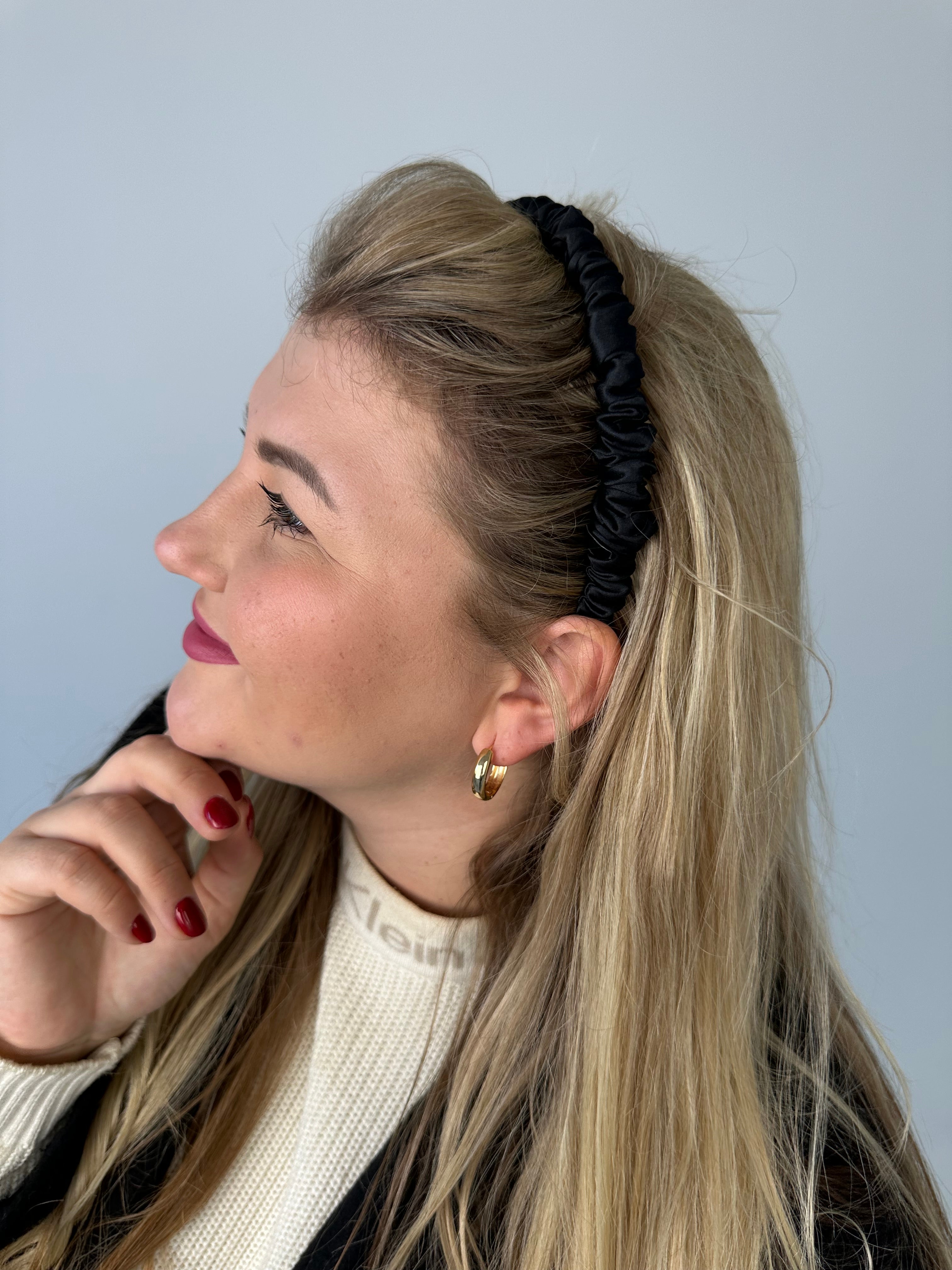 Juodas natūralaus šilko plonasis lankelis