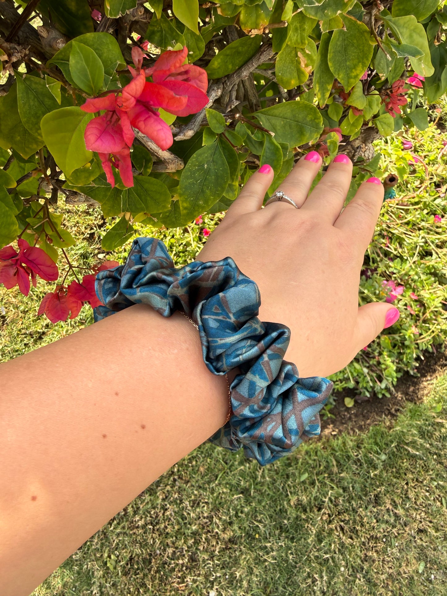 Kolekcinio 100% natūralaus šilko KITON mėlyna gumelė