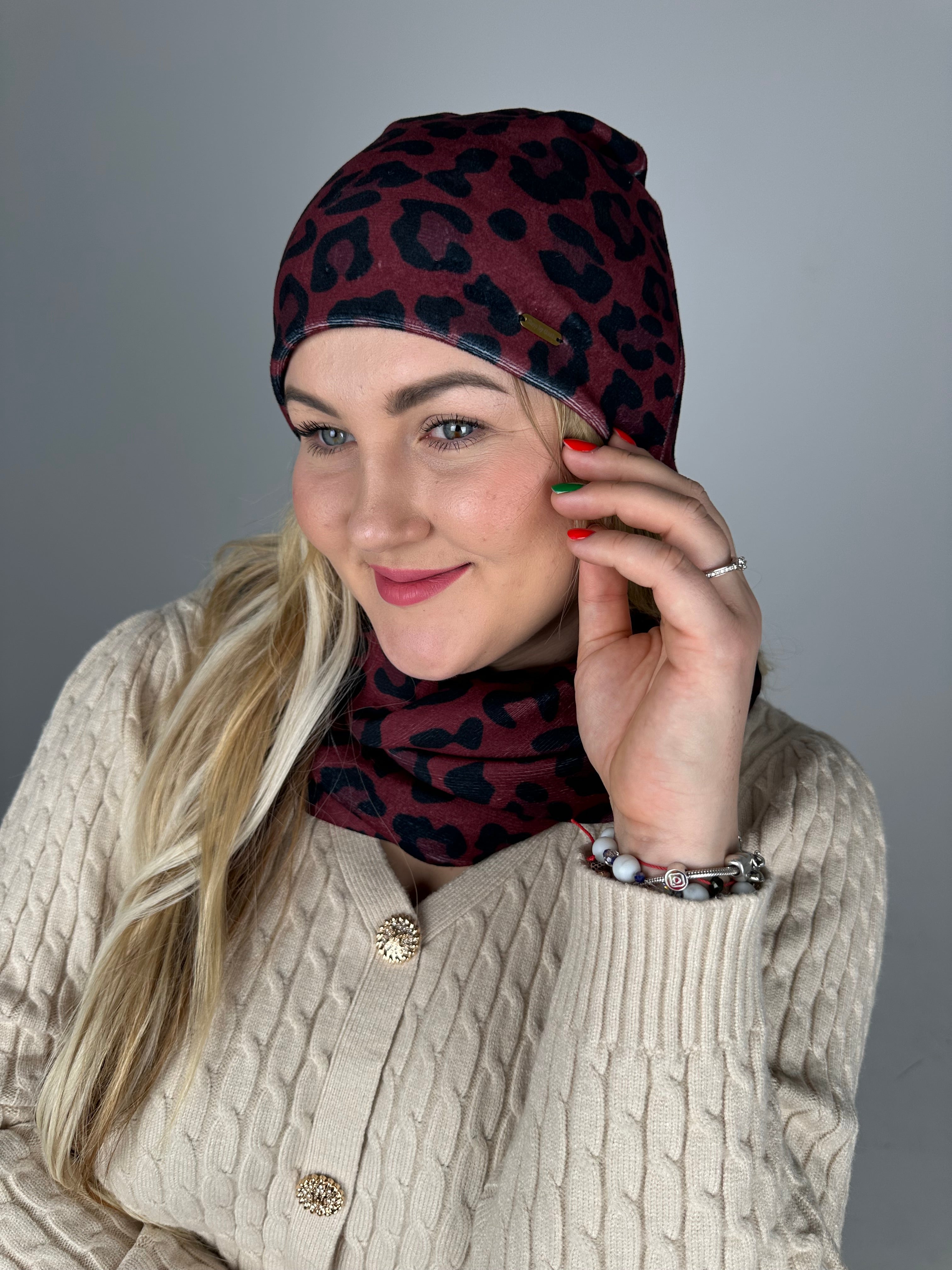Bordo leopardo veliūro kepurė