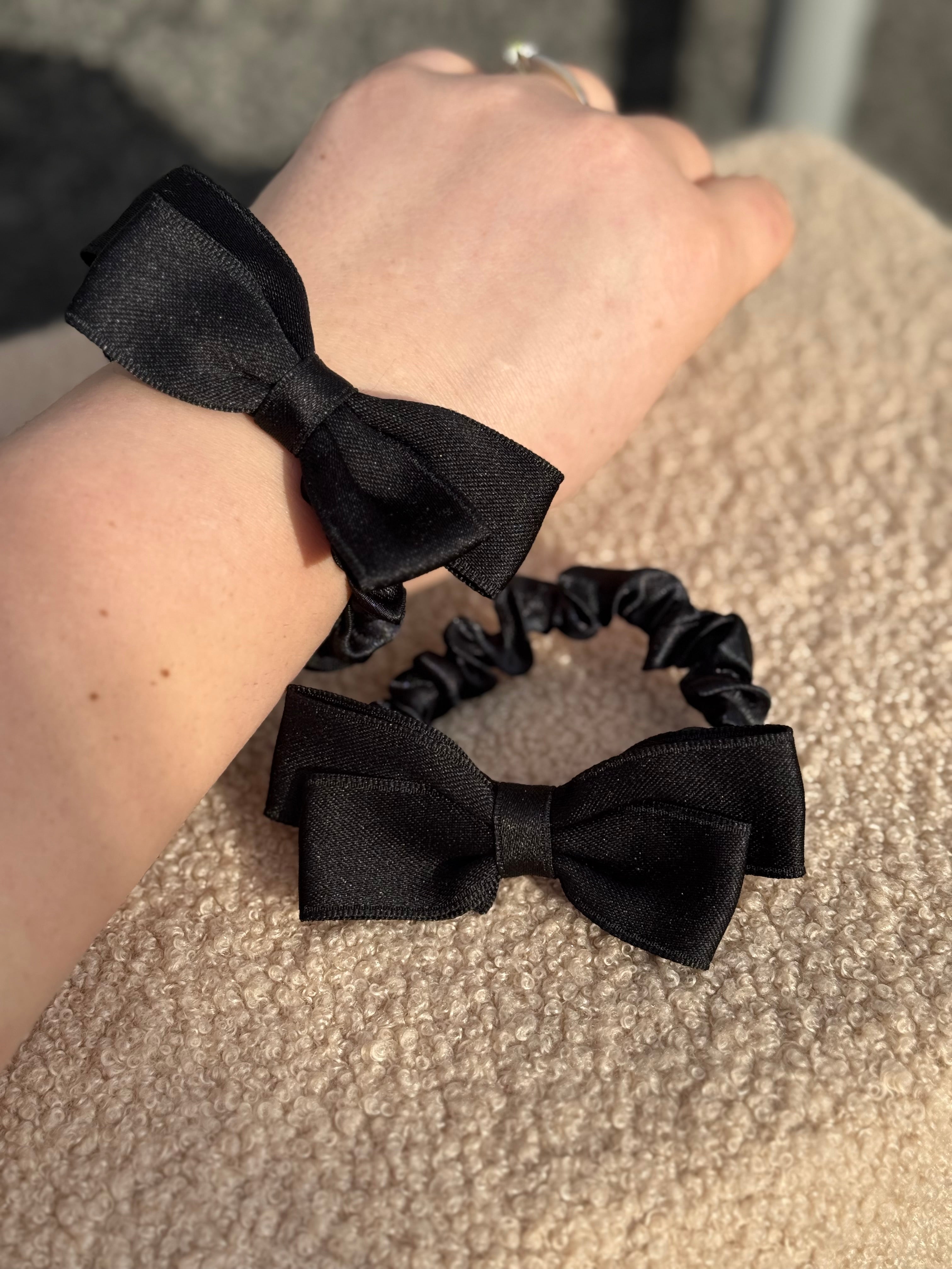 Juoda satino gumelė su kaspinu 🖤