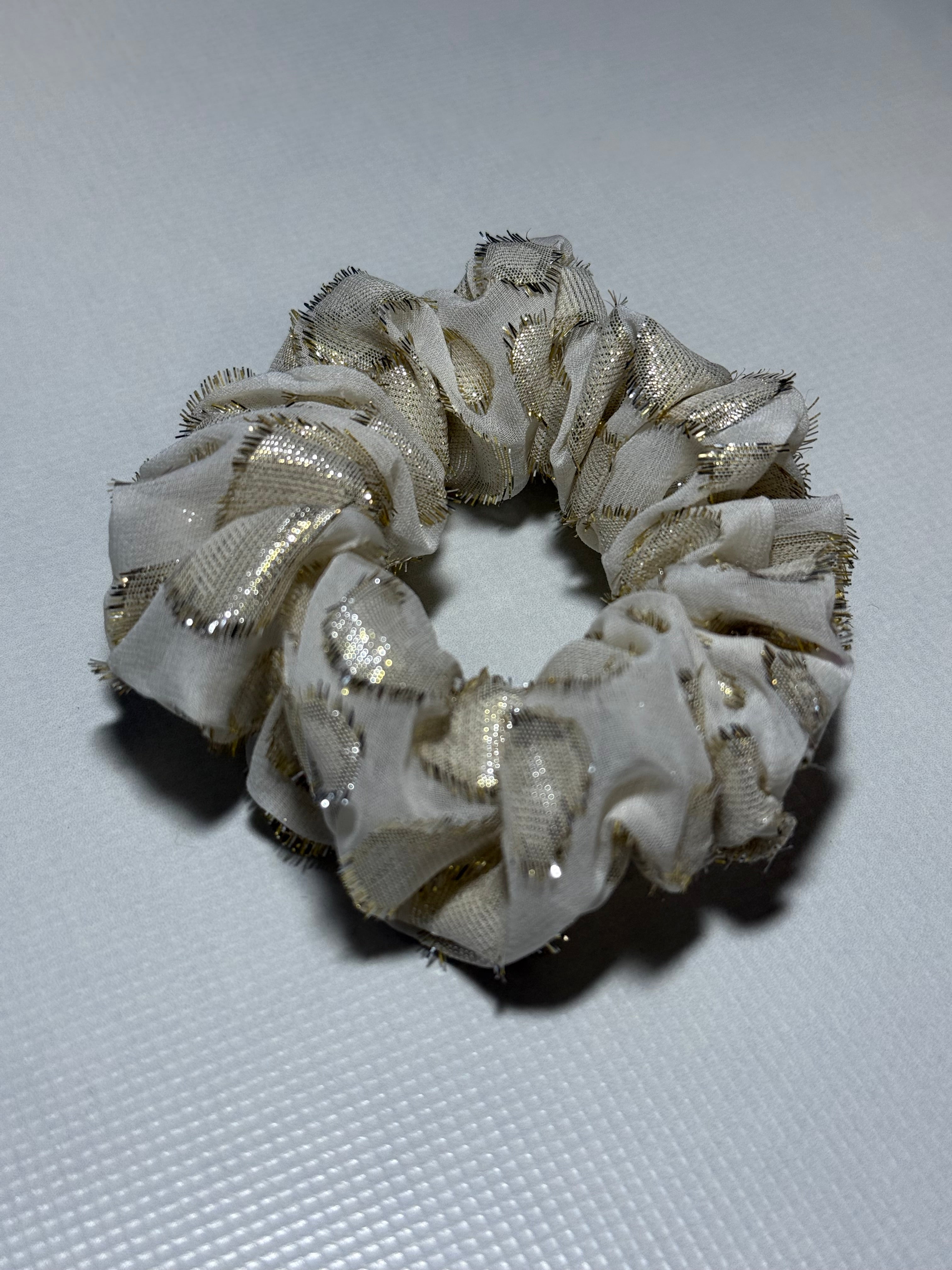 Natūralaus 100% šilko kreminė organzos gumelė SNAIGĖ