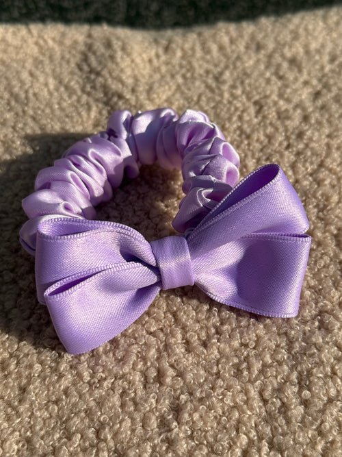 Alyvinė satino gumelė su kaspinu 💜