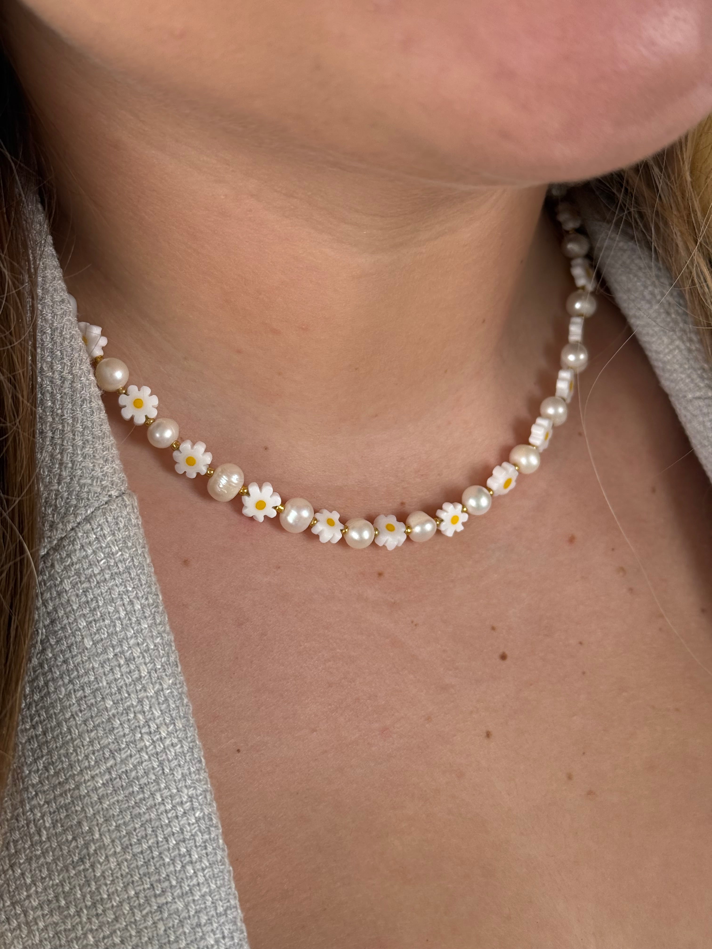 Natūralių gėlavandenių perlų vėrinys su ramunėlėmis 🌼