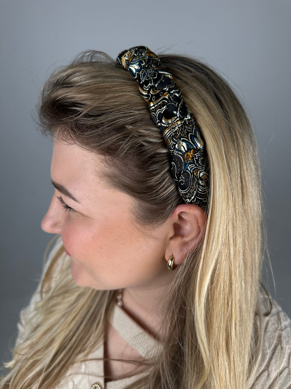 Karališko šilko juodas su auksiniais raštais 🖤