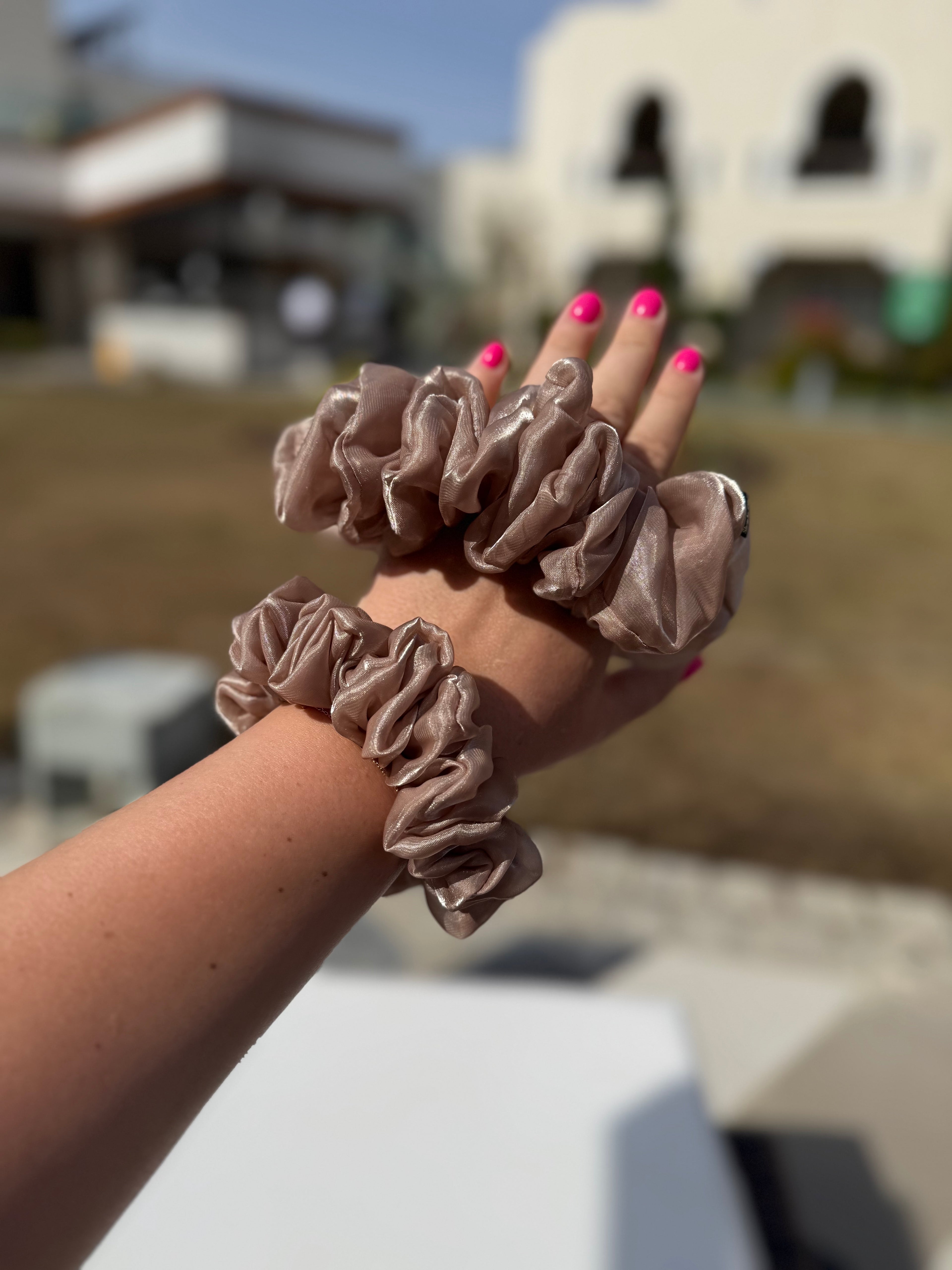 Latte perlamutrinė organzos gumelė