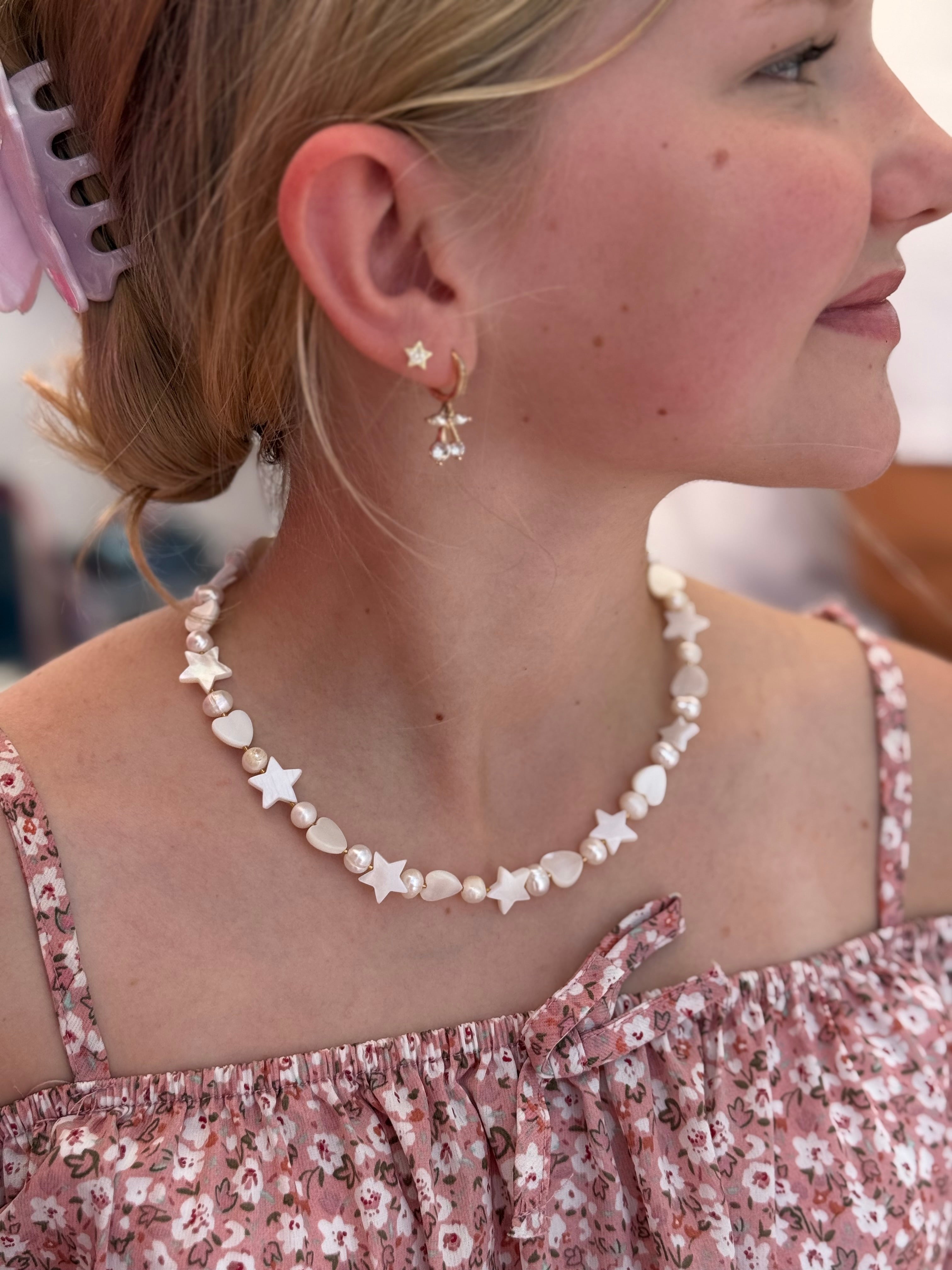 Natūralių gėlavandenių perlų vėrinys su kriauklių žvaigždutėmis ⭐️