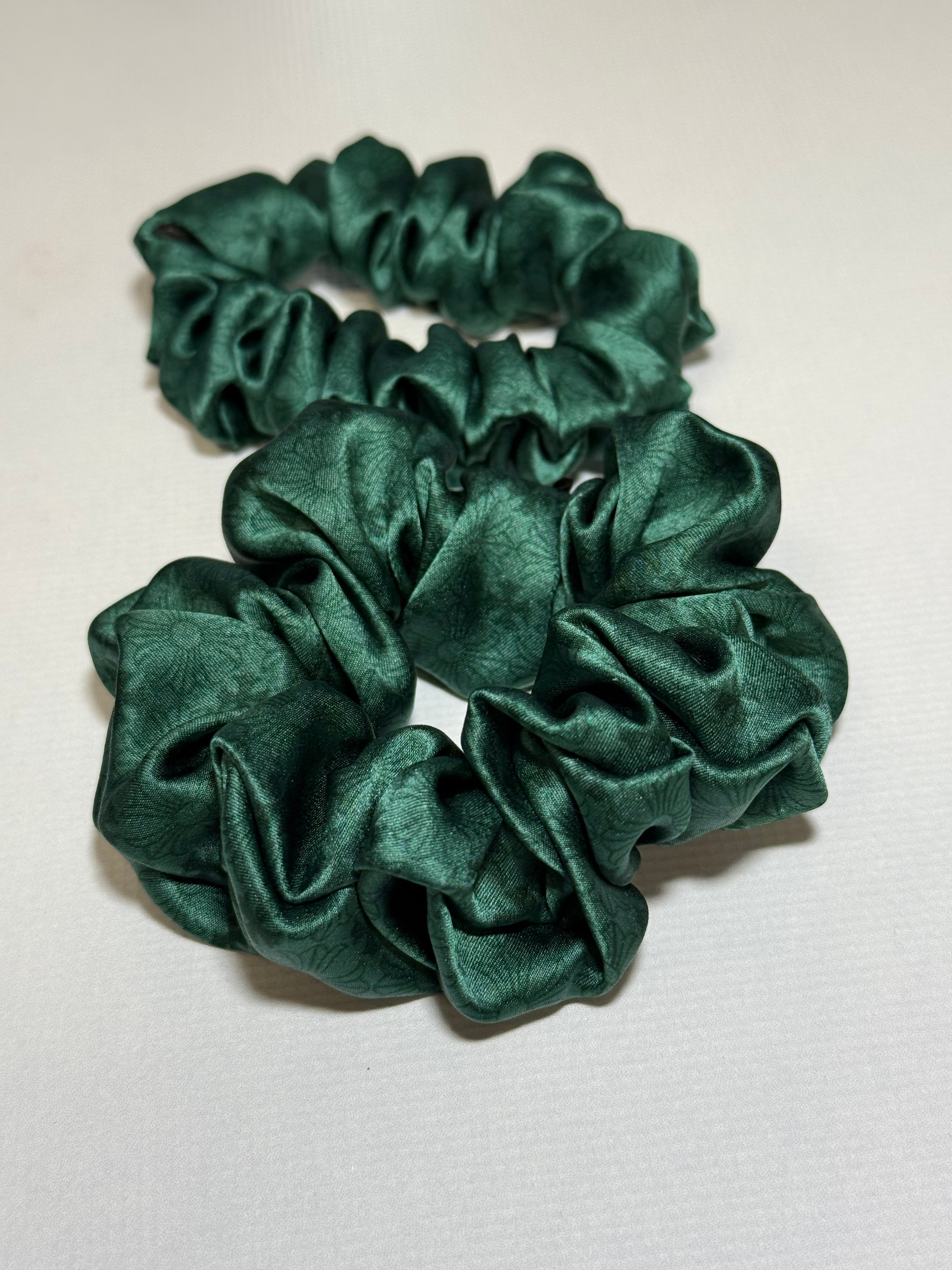 Kolekcinio 100% natūralaus šilko smaragdinė gumelė FLOWER