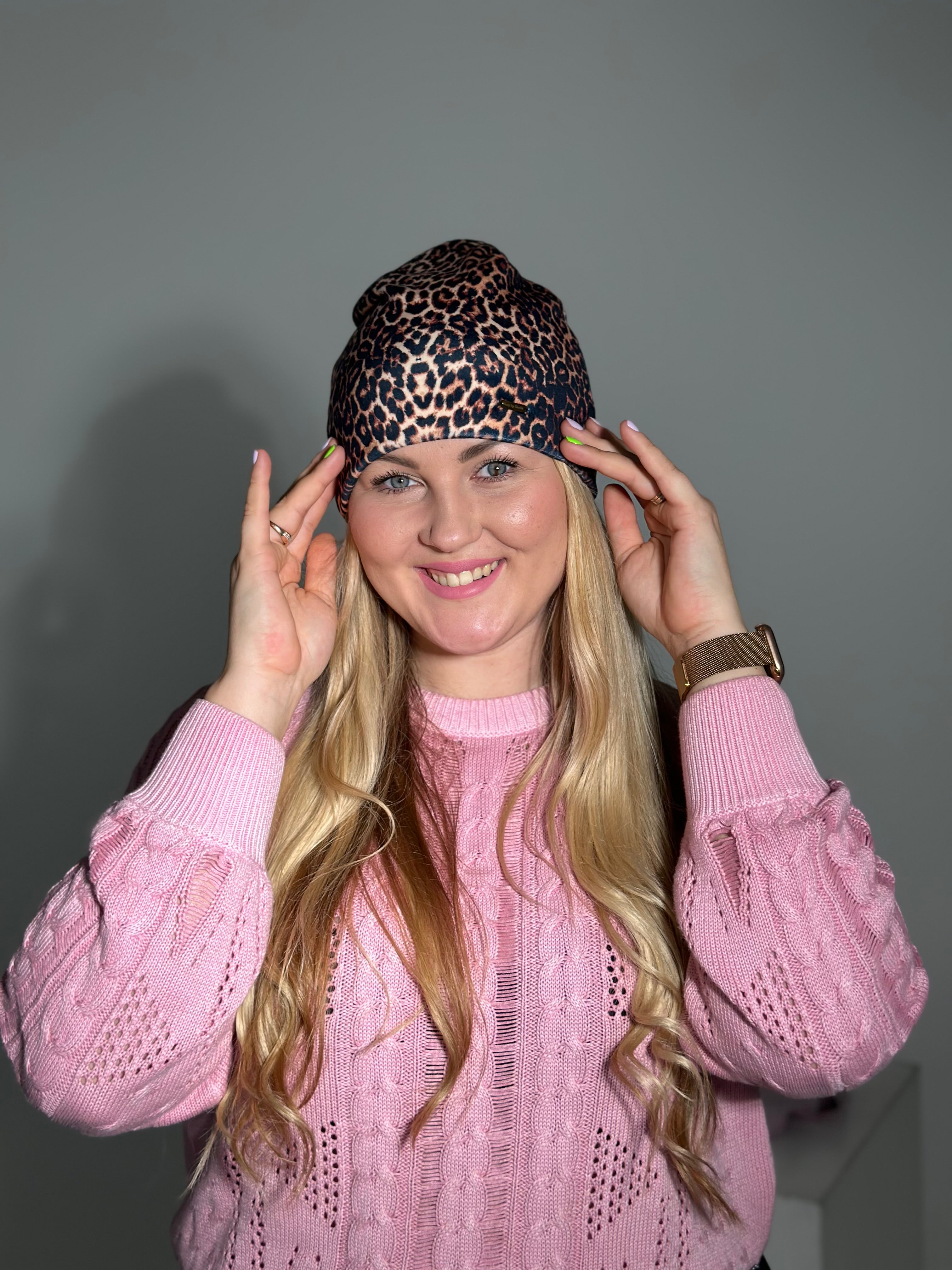 Leopardinė veliūro kepurė