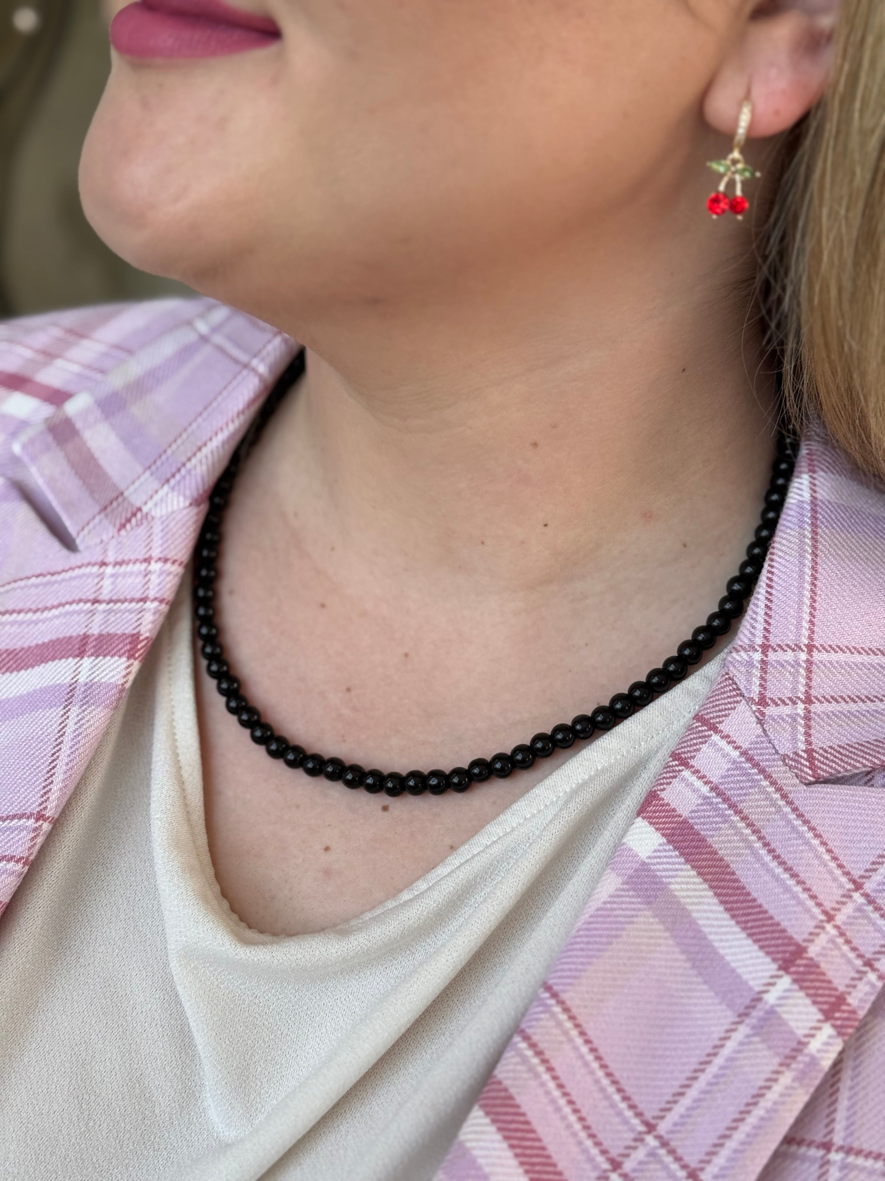 Stiklinių perlų juodas vėrinys