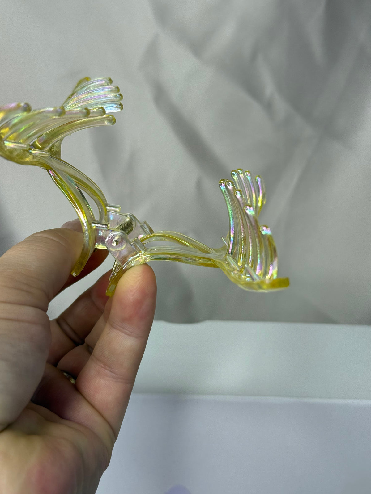 Geltona perlamutrinė kilpa 13cm