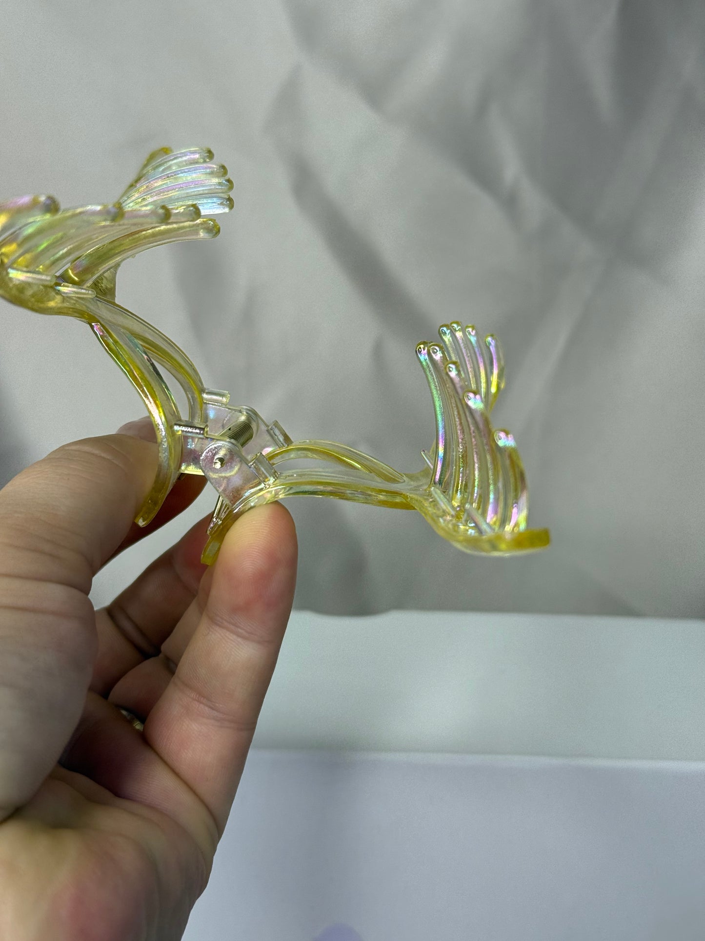 Geltona perlamutrinė kilpa 13cm