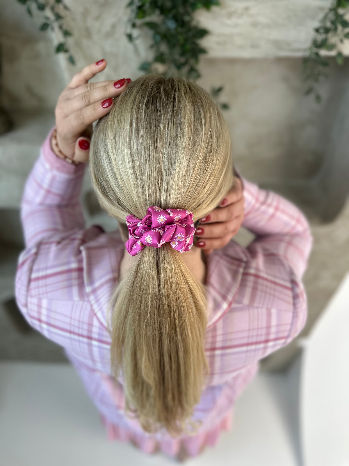 Rožinė gumelė su ramunėlėmis | SBG dizainas