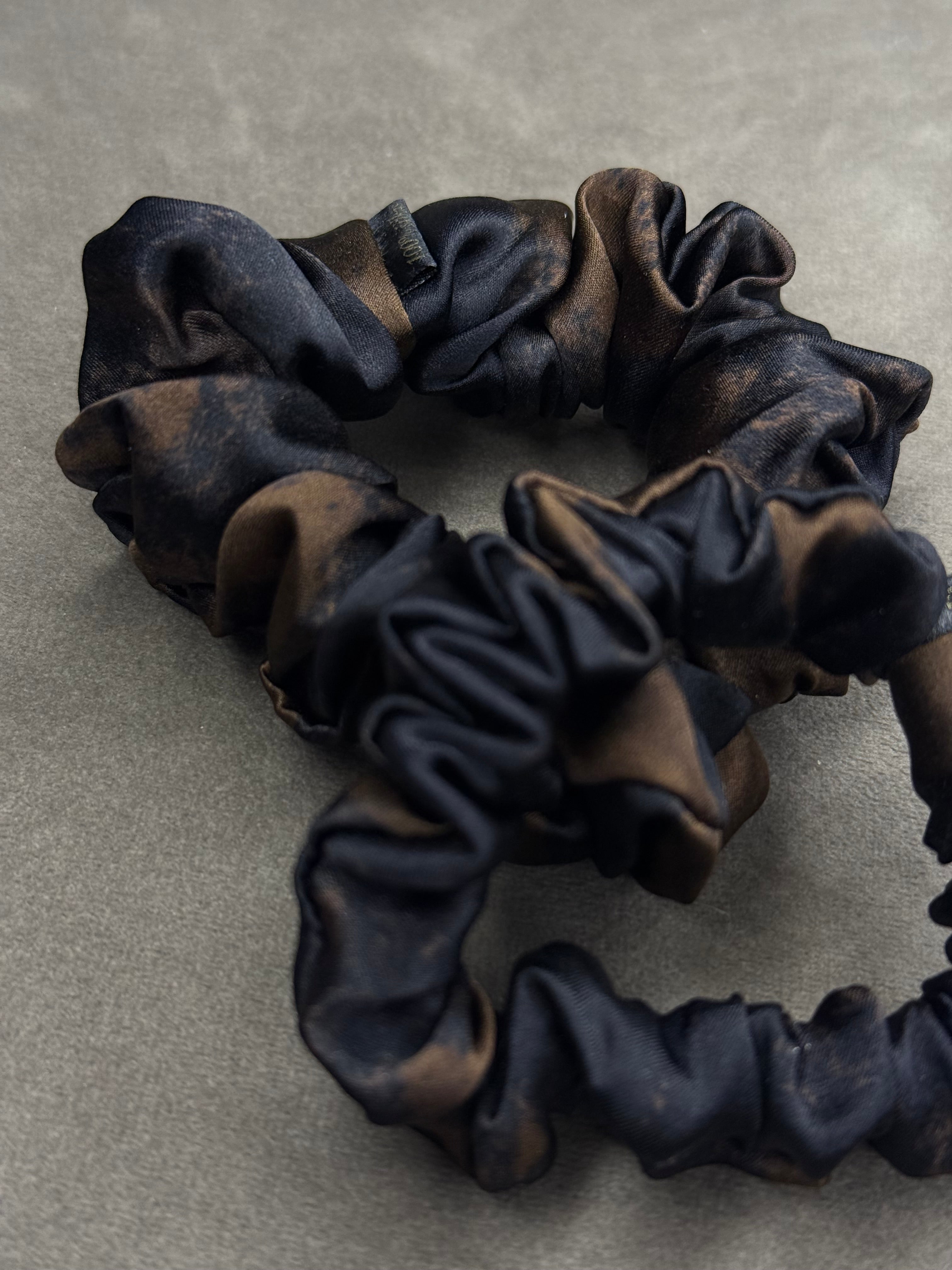 Fendi kolekcinio 100% natūralaus šilko gumelė | Juoda & Ruda