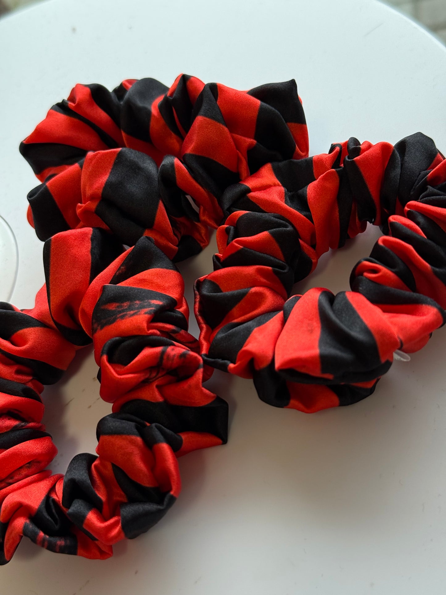 Kolekcinio šilko raudona & juoda natūralaus 100% šilko gumelė