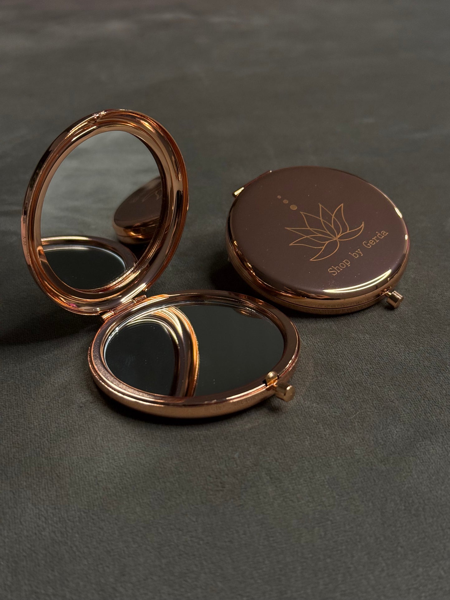 Rožinis metalinis veidrodėlis