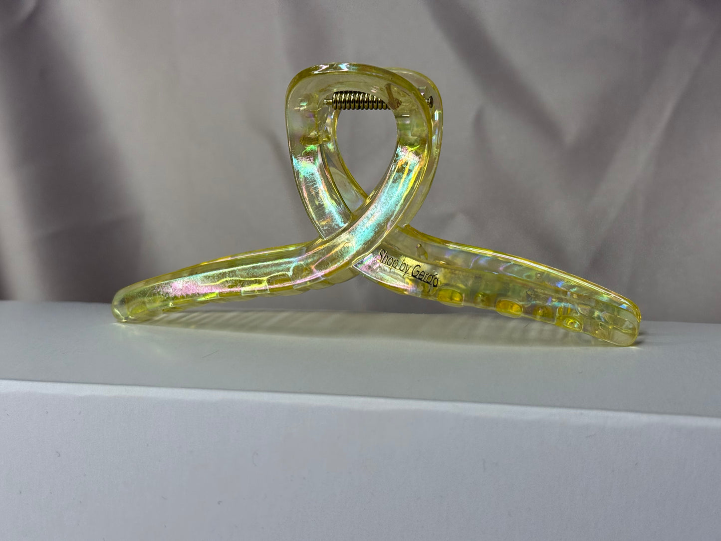 Geltona perlamutrinė kilpa 13cm