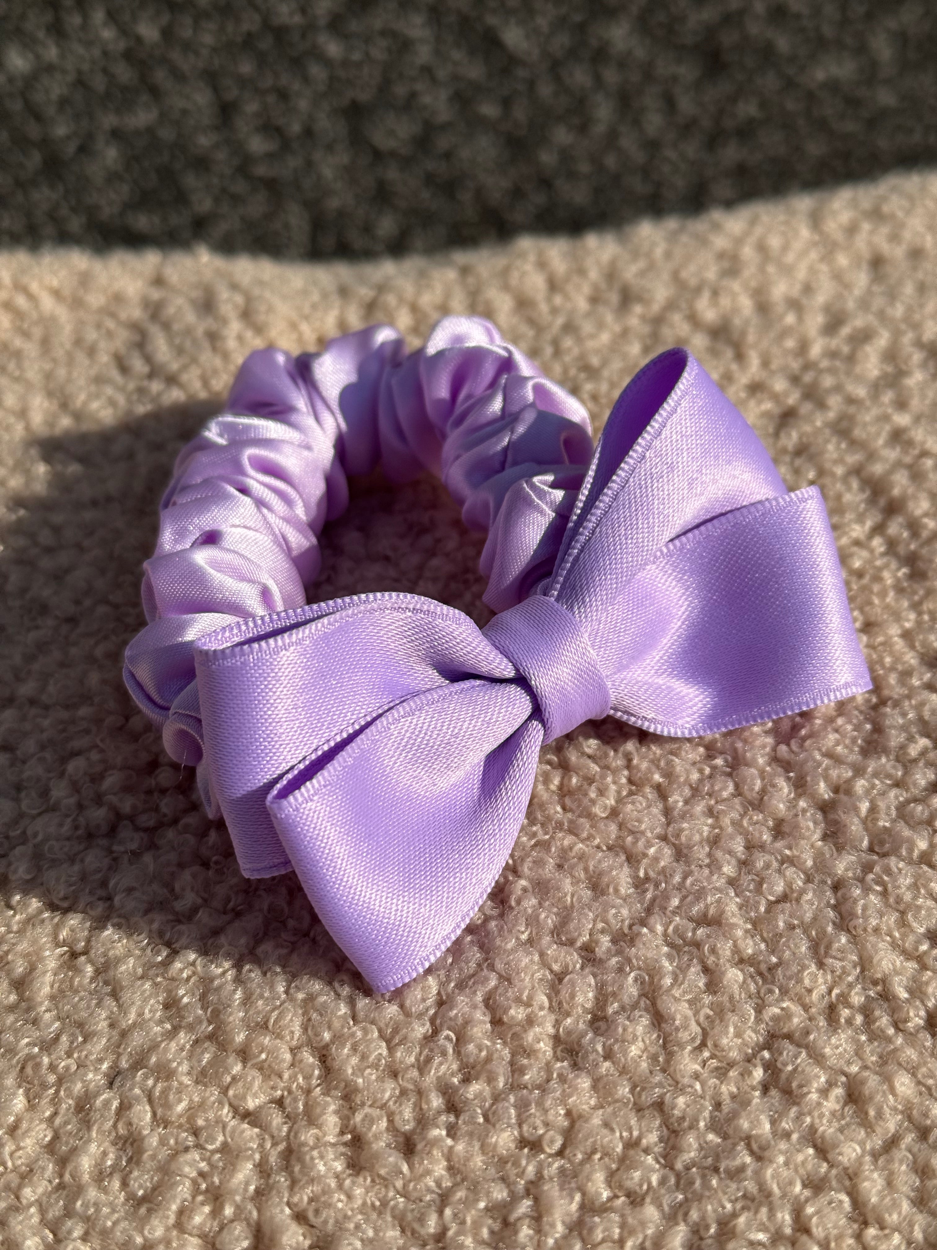 Alyvinė satino gumelė su kaspinu 💜