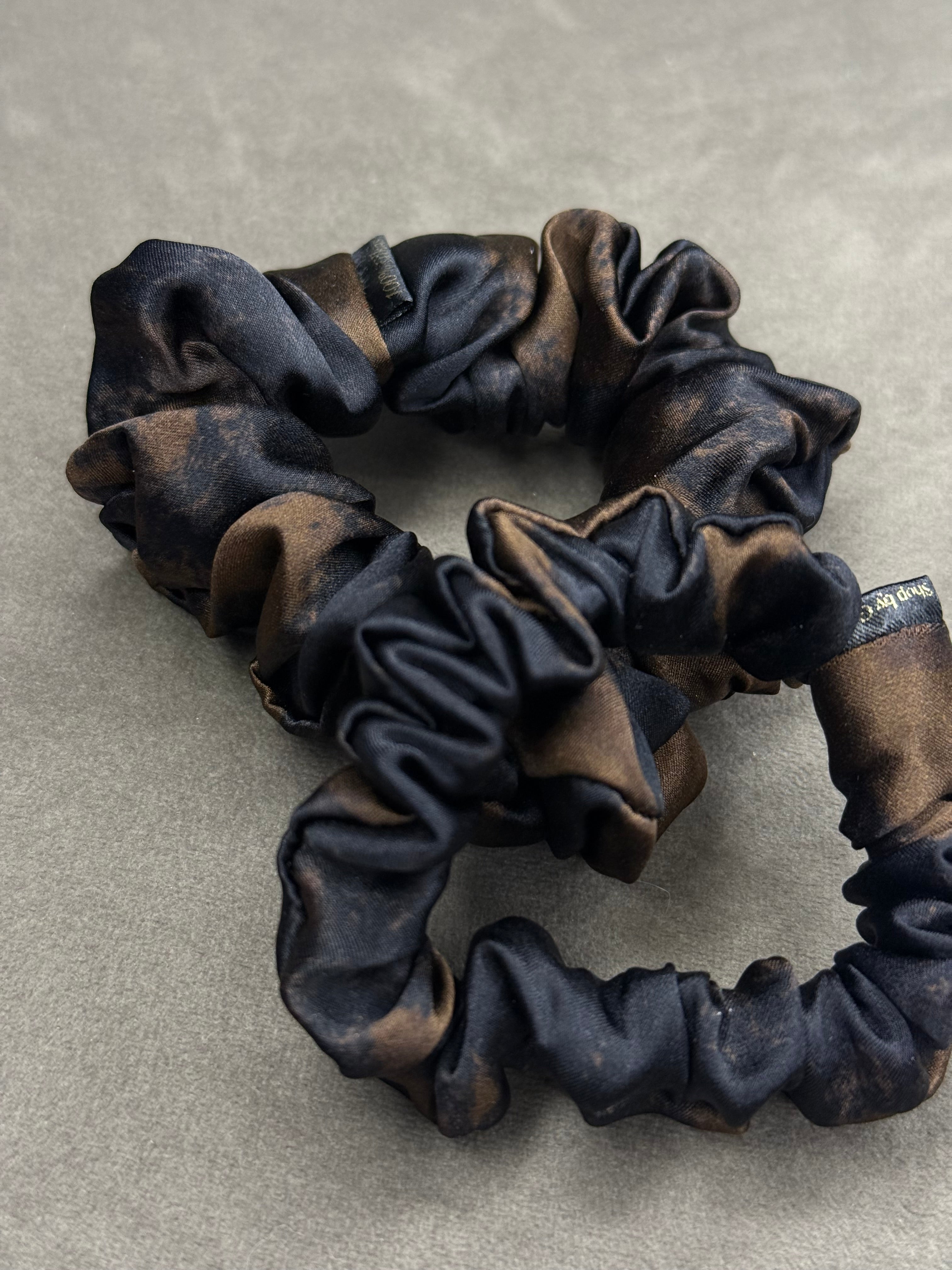 Fendi kolekcinio 100% natūralaus šilko gumelė | Juoda & Ruda