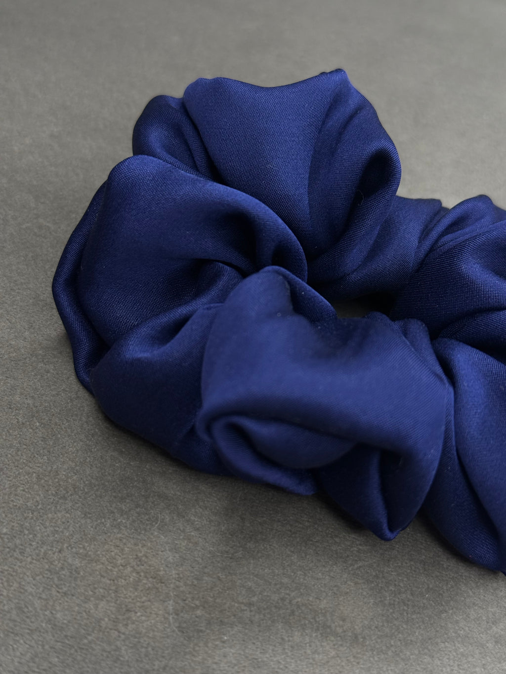 Tamsiai mėlyna Mulberry 100% natūralaus šilko gumelė su struktūra net 24 momai!