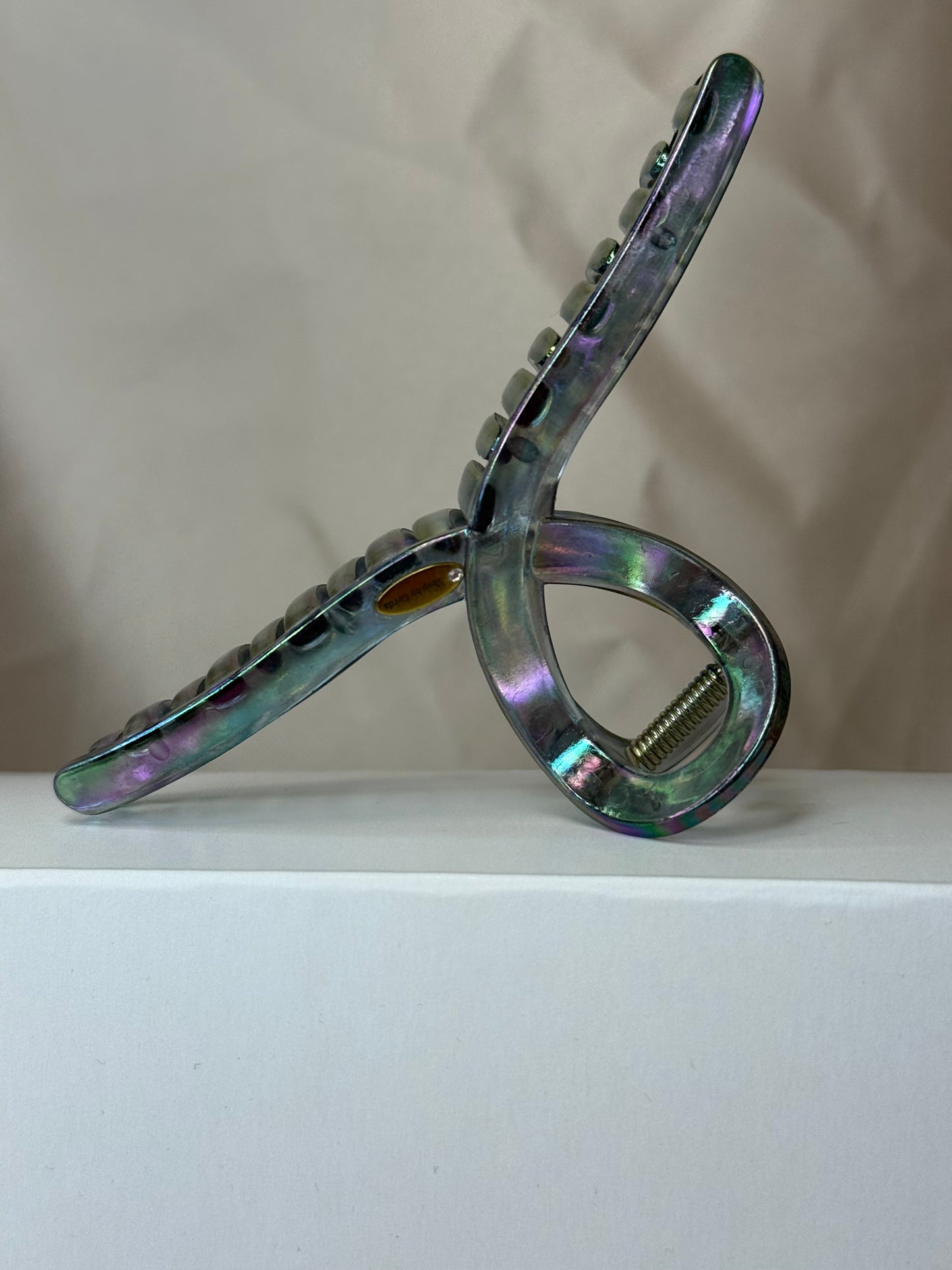 Juoda perlamutrinė kilpa 13cm