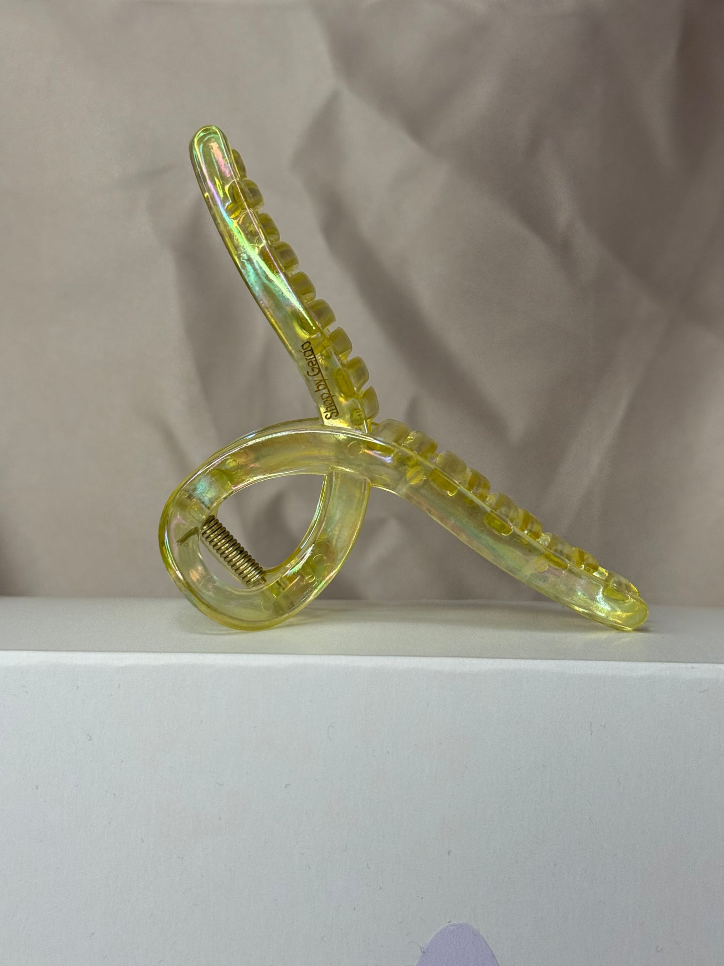 Geltona perlamutrinė kilpa 13cm