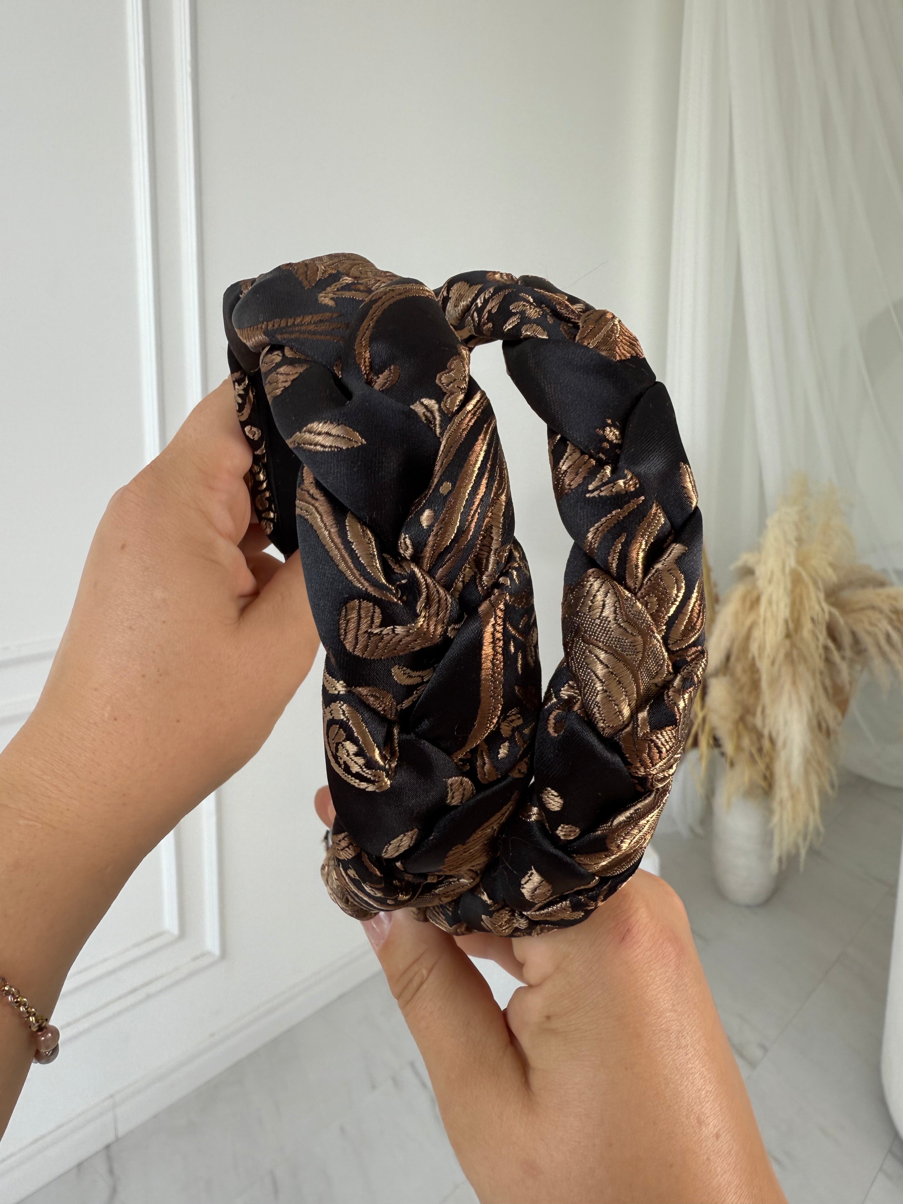 Karališko šilko juodas su auksiniais raštais lankelis 👑