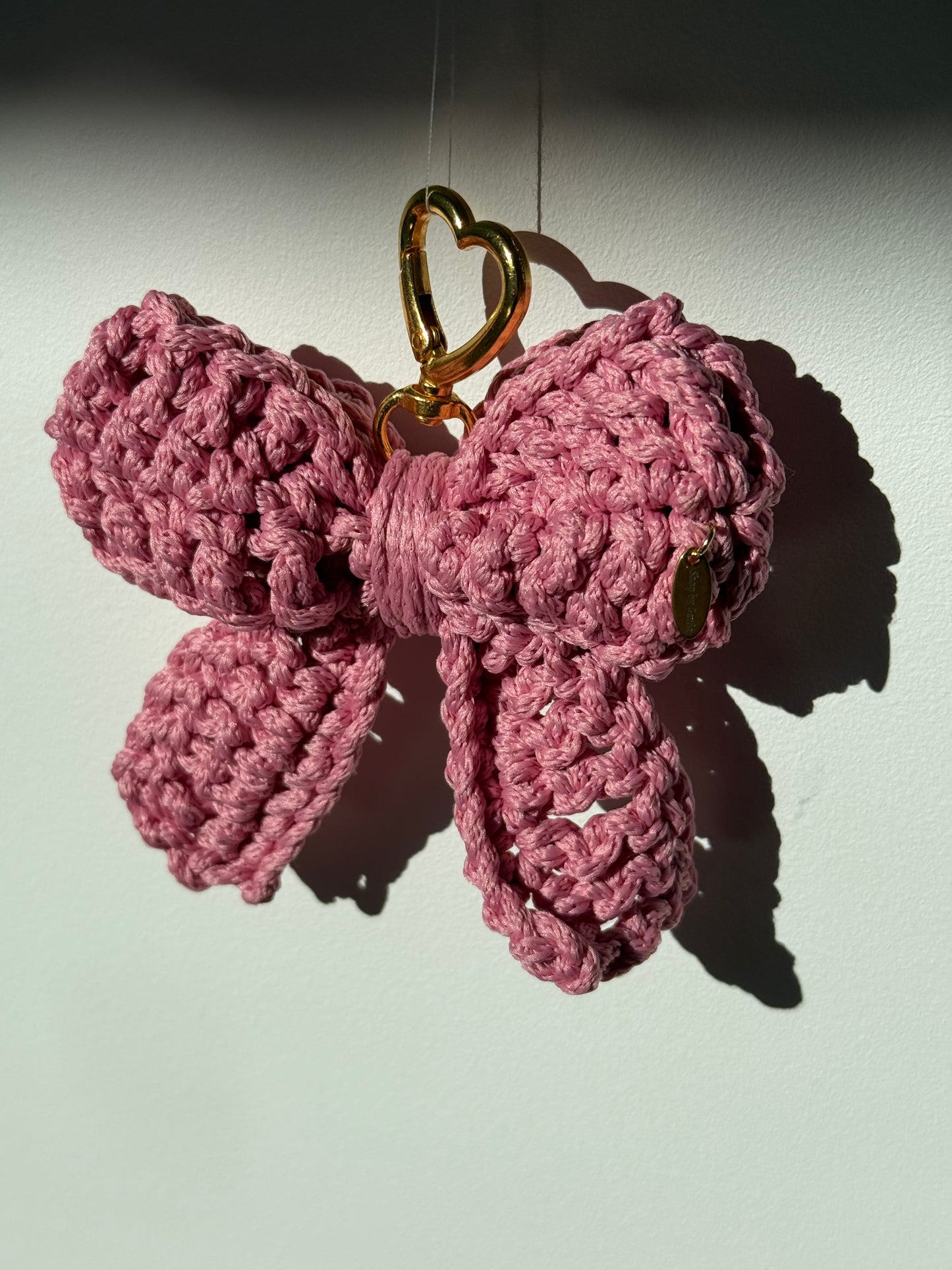 Rožinis kaspinas - raktų pakabukas