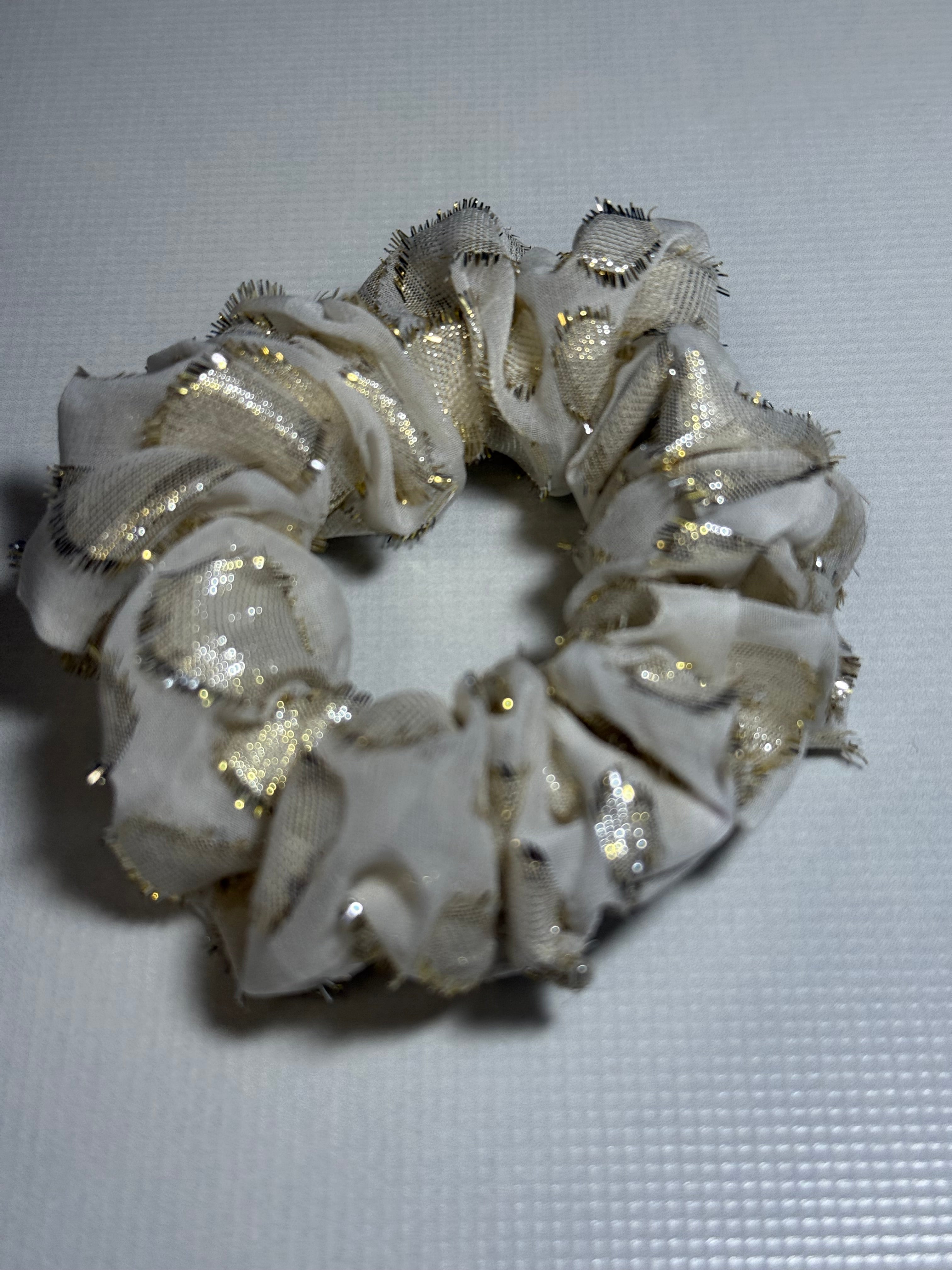 Natūralaus 100% šilko kreminė organzos gumelė SNAIGĖ