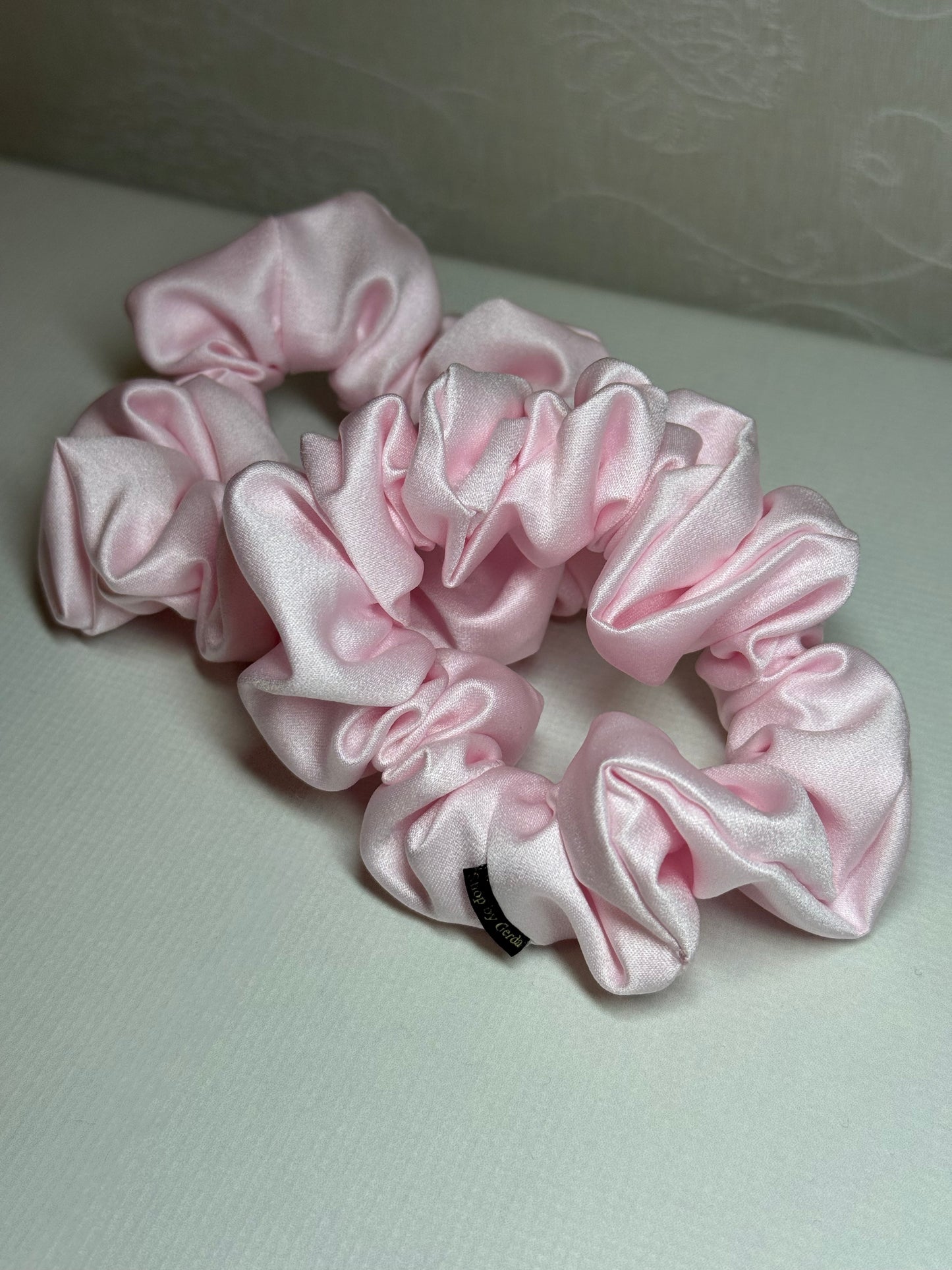 Šviesiai rožinė su blizgesiu nesiglamžanti gumelė M dydis